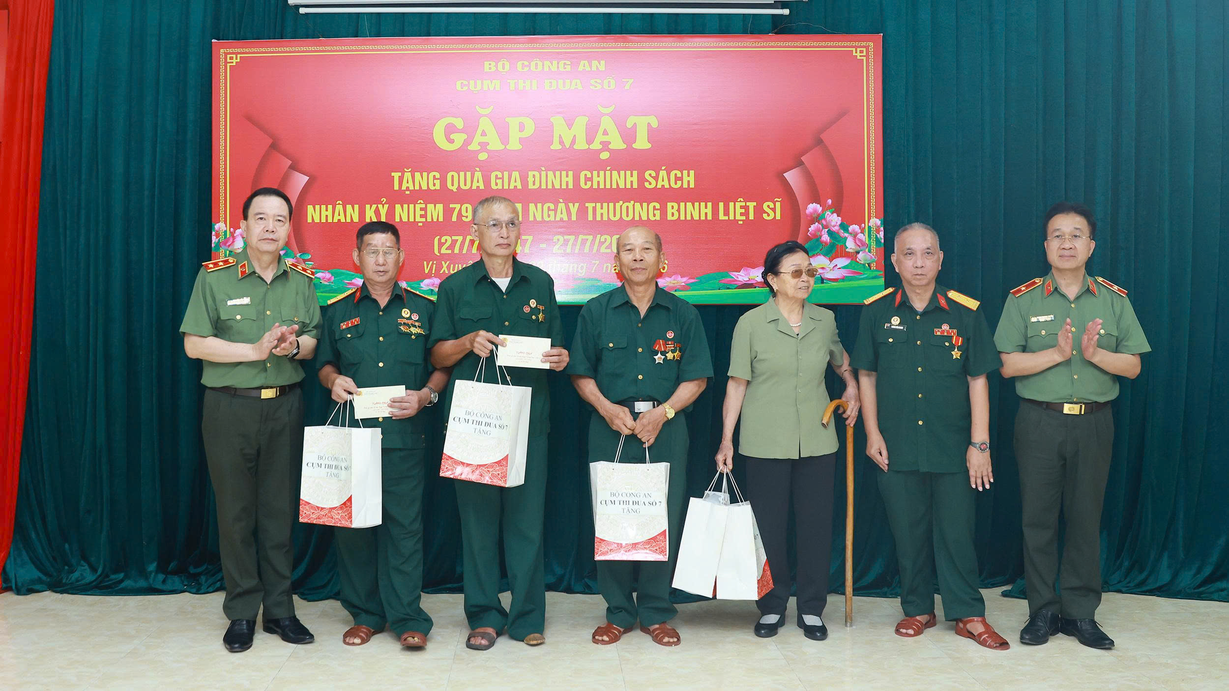 NGHĨA TÌNH THÁNG BẢY TRÊN ĐẤT VỊ XUYÊN: CỤM THI ĐUA SỐ 7 BỘ CÔNG AN TỔ CHỨC CÁC HOẠT ĐỘNG TRI ÂN