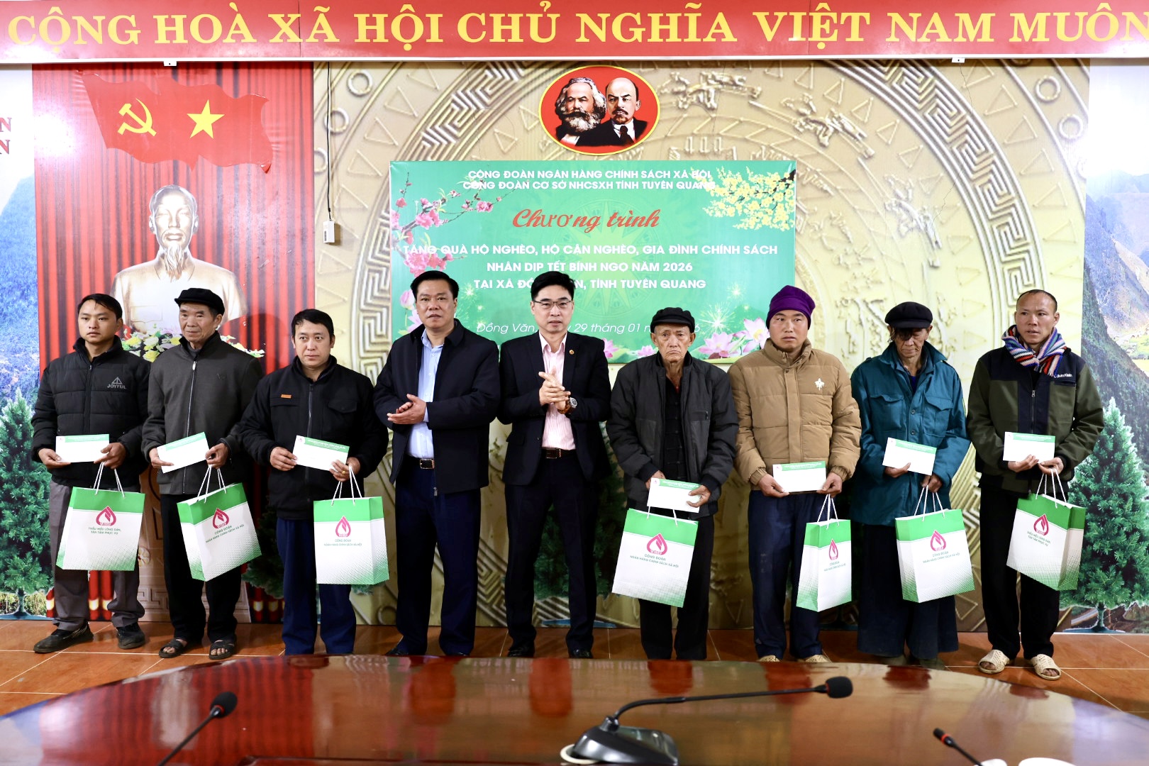 Ngân hàng Chính sách xã hội tỉnh tặng quà Tết cho hộ nghèo, gia đình chính sách tại xã Đồng Văn