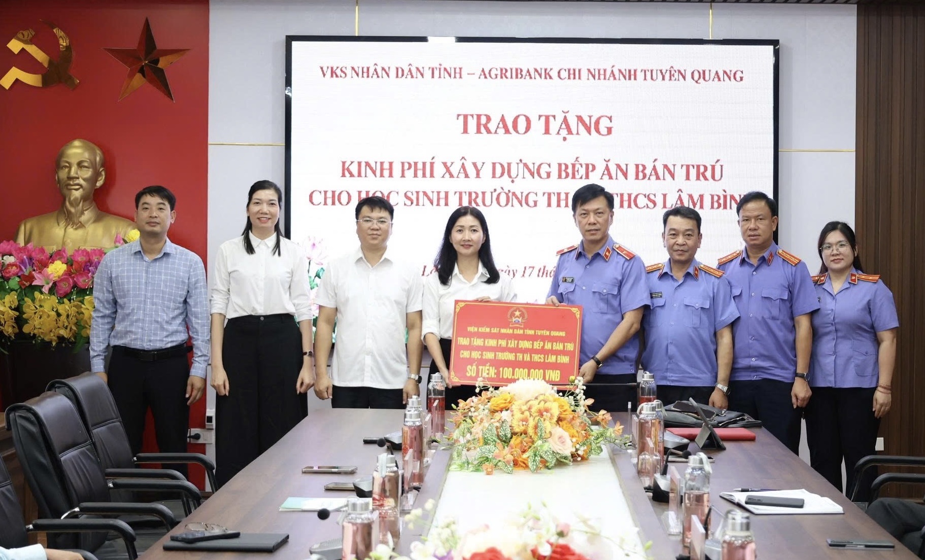 Viện Kiểm sát nhân dân tỉnh và Agribank Chi nhánh Tuyên Quang trao tặng kinh phí xây dựng bếp ăn cho học sinh Trường Tiểu học và THCS Lâm Bình