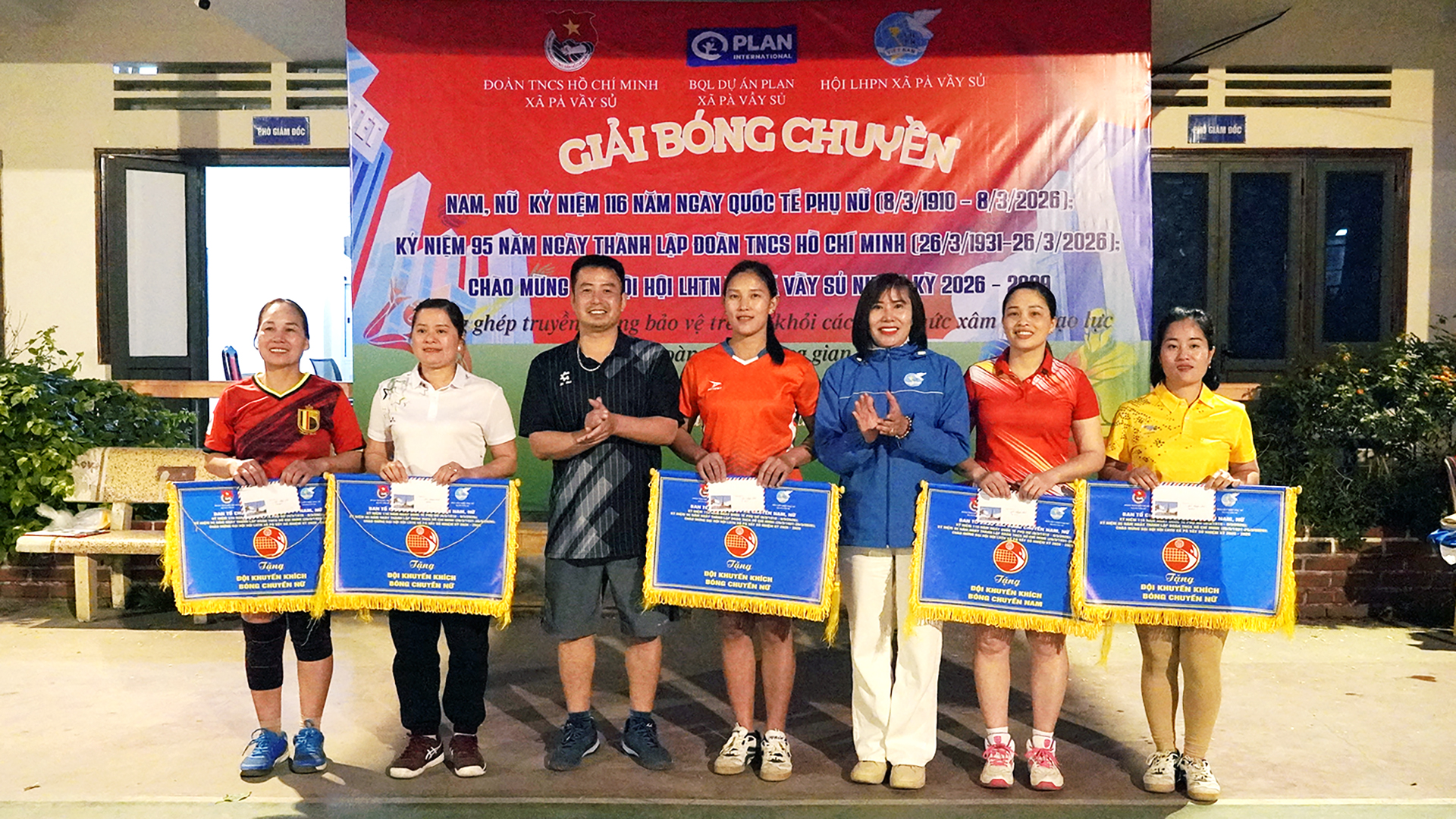 giải b&oacute;ng chuyền nữ 8-3 (1).jpg