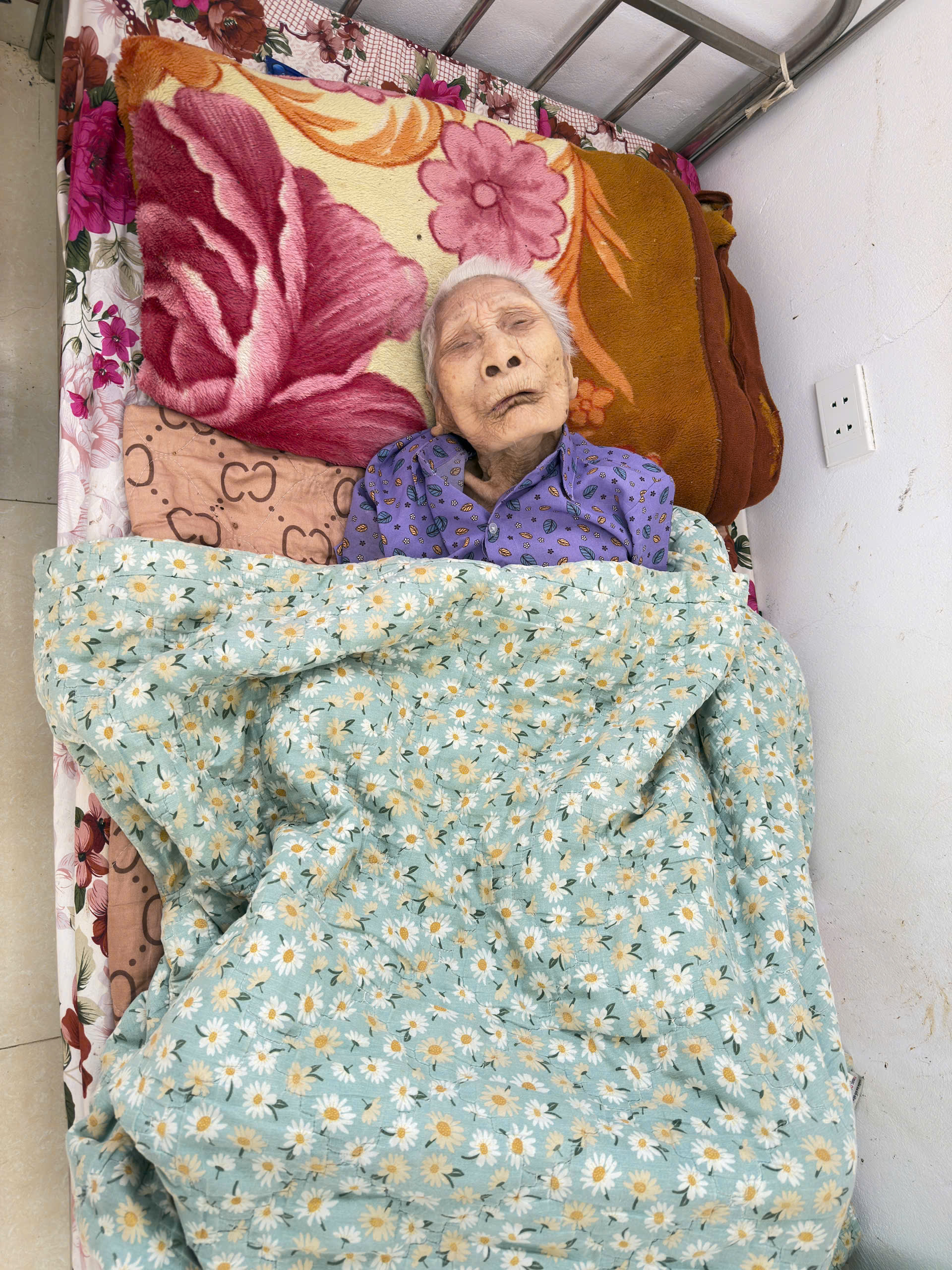 Câu chuyện cụ bà 106 tuổi nằm liệt giường đang ở Trung tâm Công tác xã hội và Quỹ bảo trợ trẻ em tỉnh Tuyên Quang.