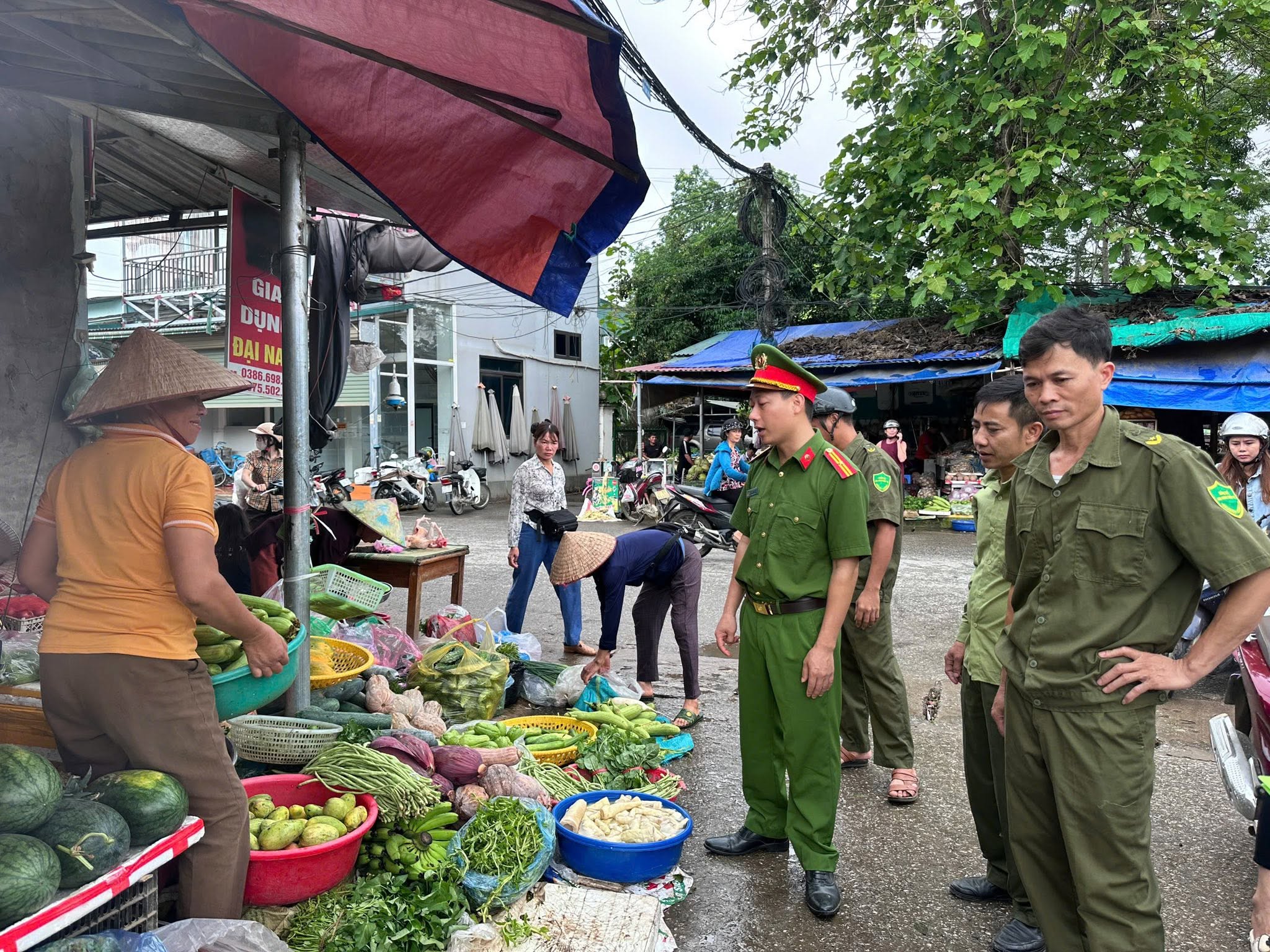 CÔNG AN XÃ XUÂN VÂN TĂNG CƯỜNG KIỂM TRA, XỬ LÝ NGHIÊM CÁC HÀNH VI LẤN CHIẾM LÒNG ĐƯỜNG, VỈA HÈ  