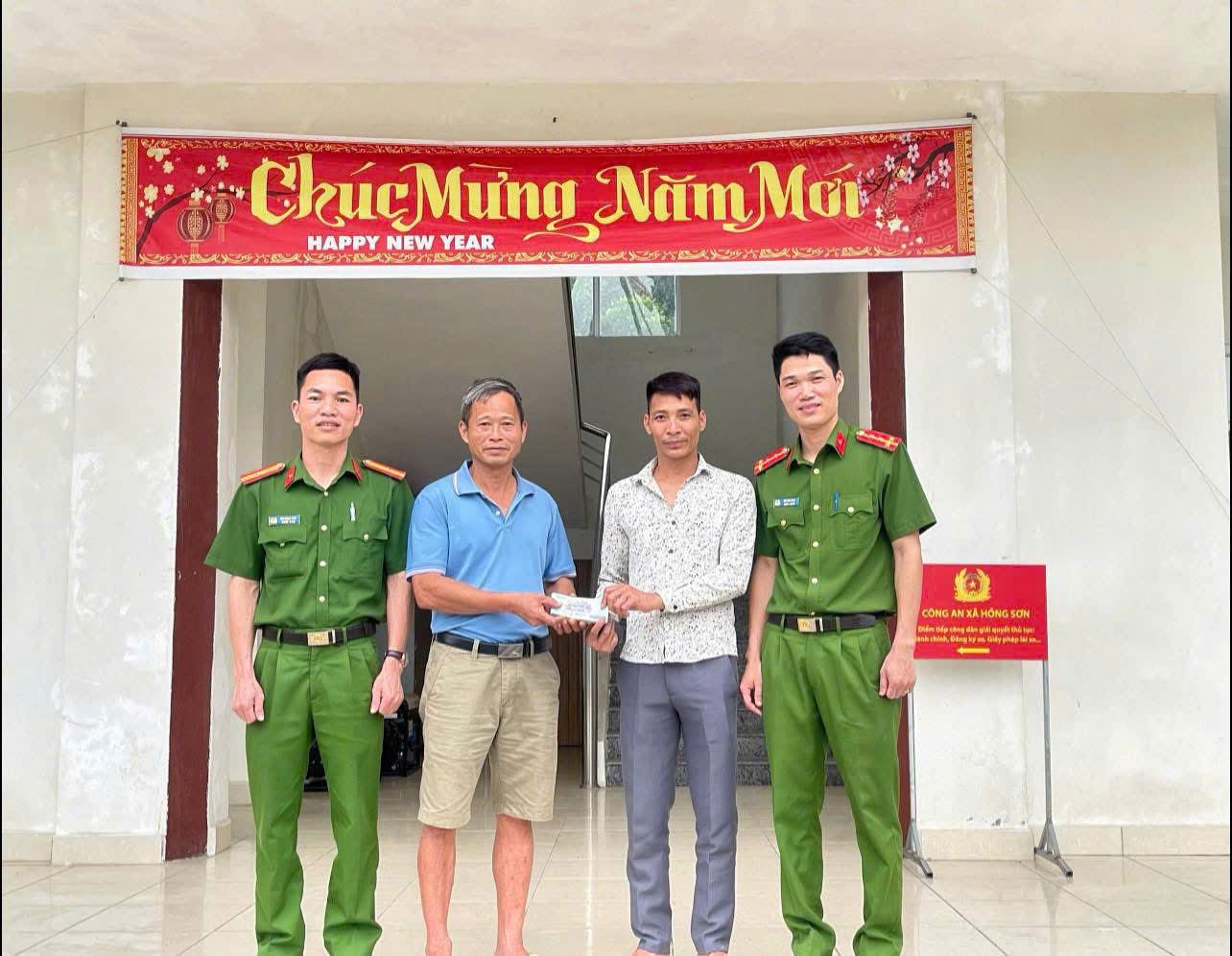 CÔNG AN XÃ HỒNG SƠN KỊP THỜI GIÚP NGƯỜI DÂN NHẬN LẠI HƠN 50 TRIỆU ĐỒNG TIỀN CHUYỂN KHOẢN NHẦM