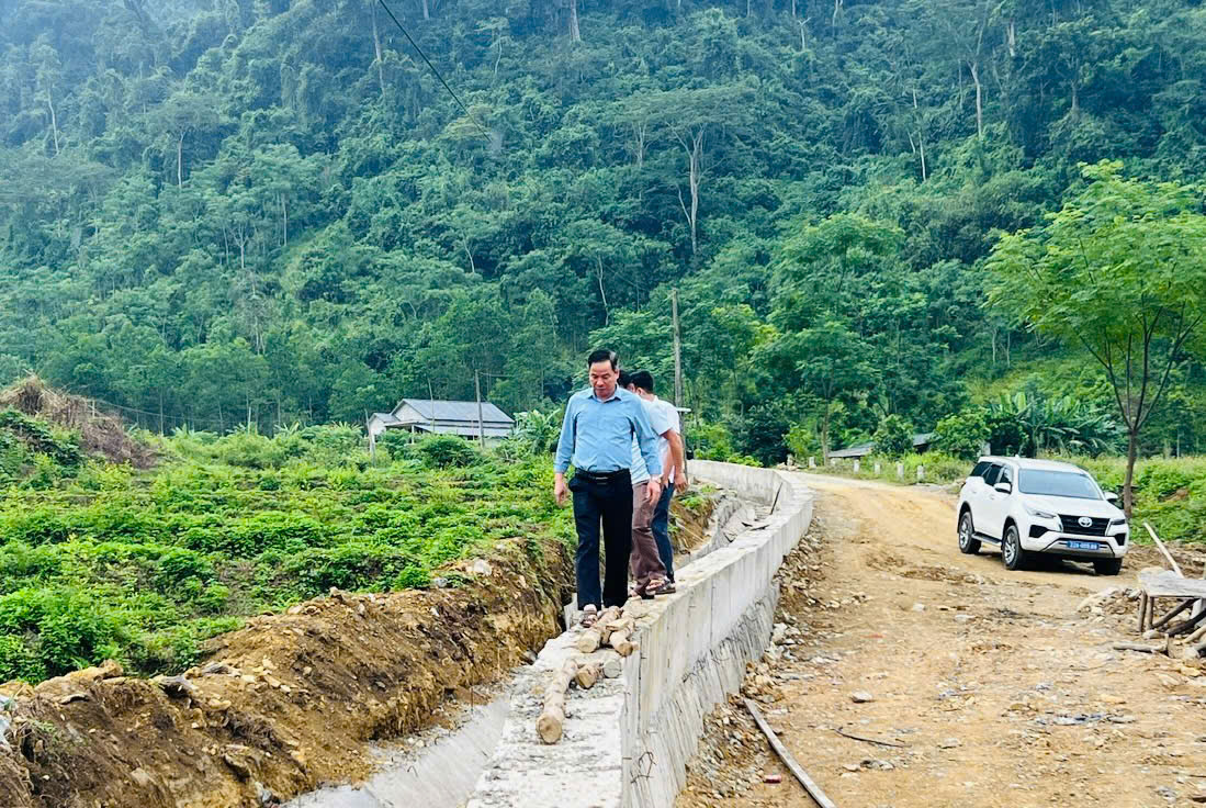 LÃNH ĐẠO XÃ CÔN LÔN KIỂM TRA TIẾN ĐỘ SỬA CHỮA CÁC CÔNG TRÌNH TRỌNG ĐIỂM TRÊN ĐỊA BÀN.