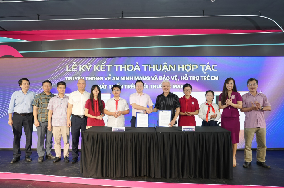 CHUNG TAY HỖ TRỢ, BẢO VỆ TRẺ EM PH ÁT TRIỂN TRÊN MÔI TRƯỜNG MẠNG