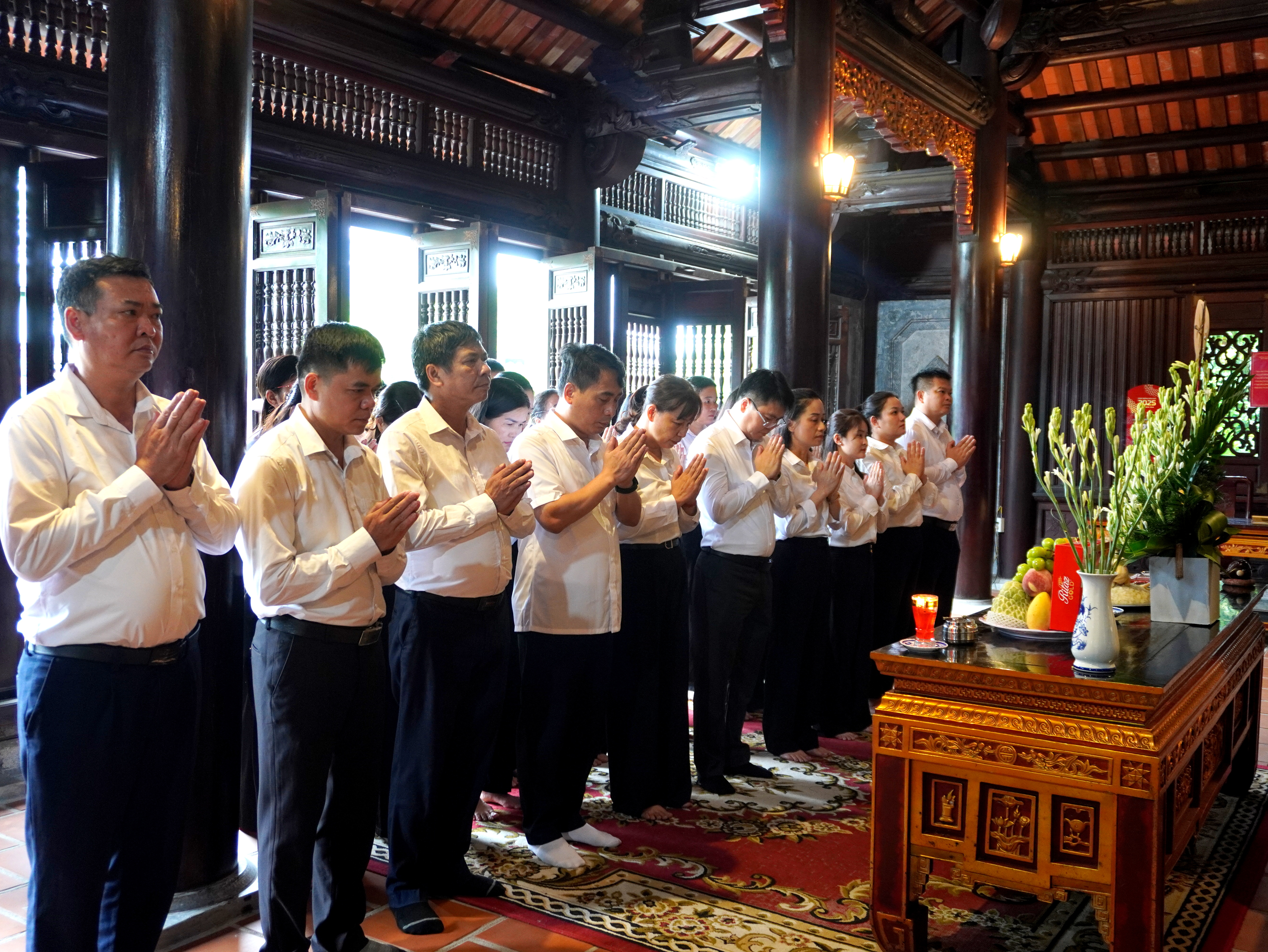 Lãnh đạo xã Nà Hang dâng hương tại Đền thờ Chủ tịch Hồ Chí Minh