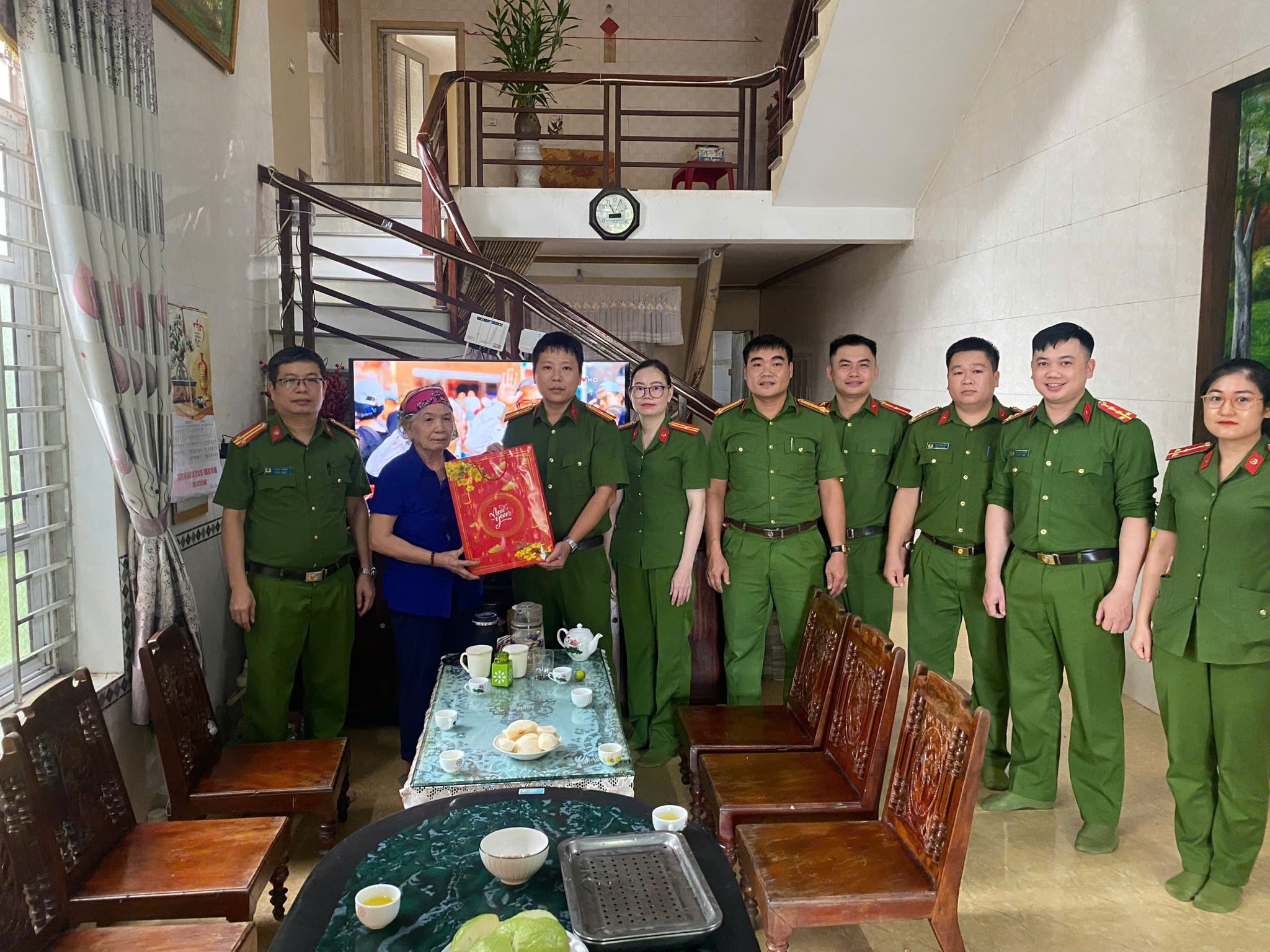CÔNG AN XÃ CHIÊM HÓA THĂM HỎI, TẶNG QUÀ GIA ĐÌNH CHÍNH SÁCH