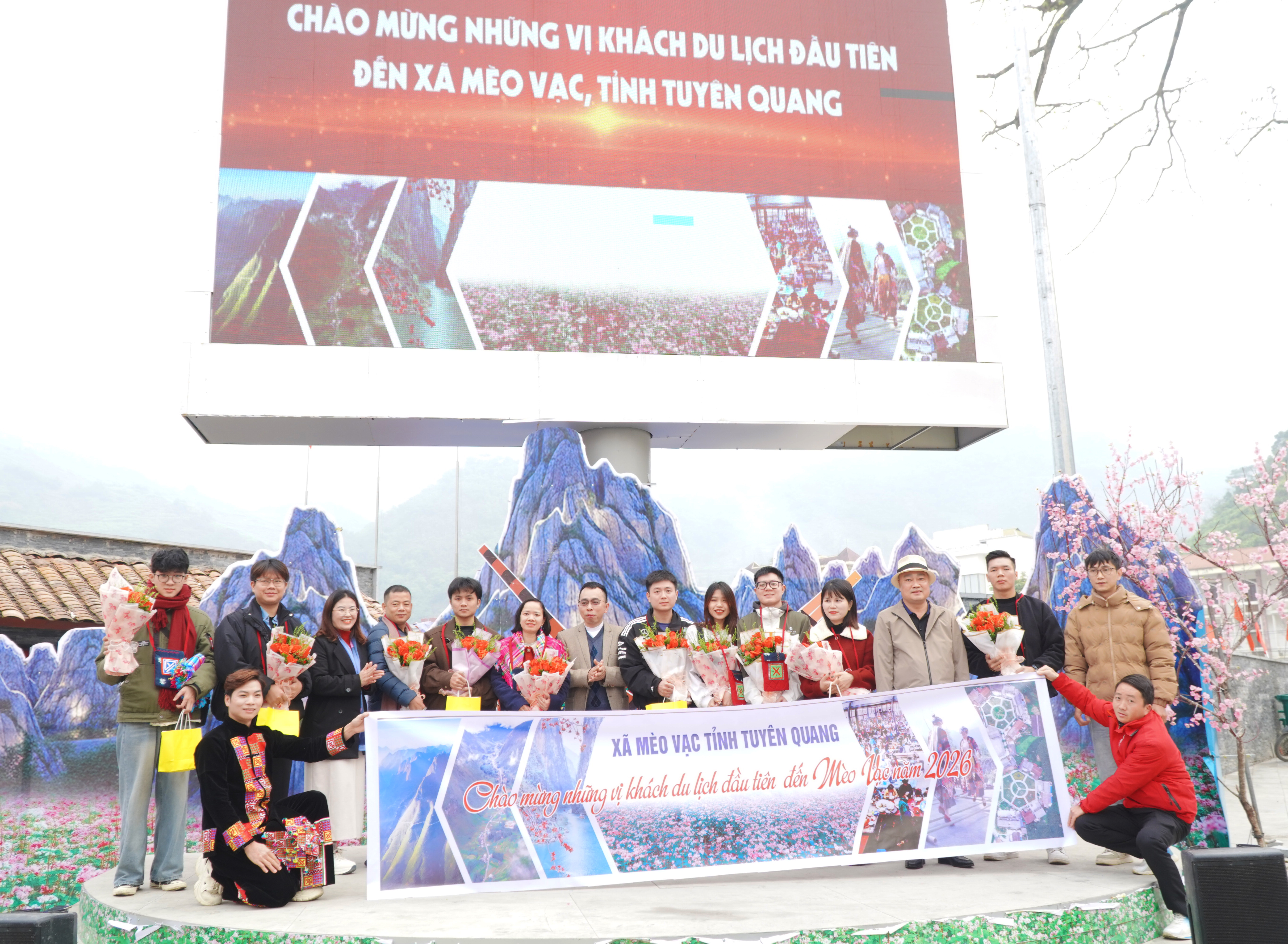 Xã Mèo Vạc đón đoàn du khách đầu tiên năm 2026