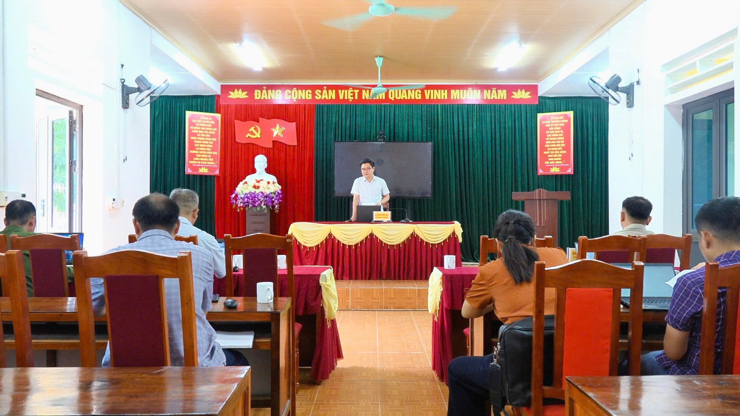 HỘI ĐỒNG THI ĐUA - KHEN THƯỞNG XÃ LÙNG TÁM HỌP XÉT KHEN THƯỞNG NHÂN DỊP NGÀY HỘI TOÀN DÂN BẢO VỆ AN NINH TỔ QUỐC NĂM 2026