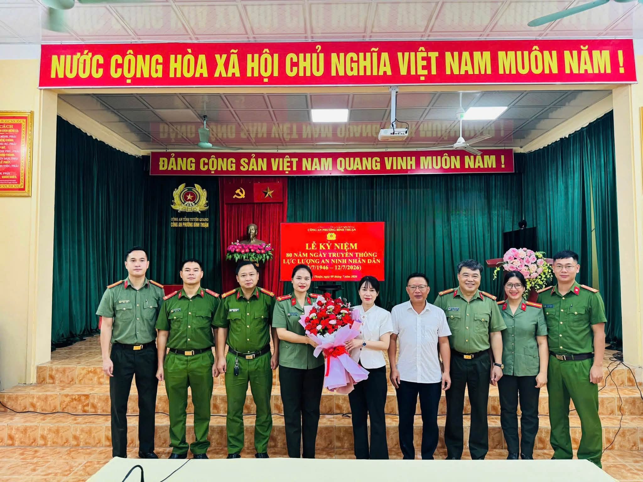 LÃNH ĐẠO PHƯỜNG BÌNH THUẬN TẶNG HOA CHÚC MỪNG NHÂN KỶ NIỆM 80 NĂM NGÀY TRUYỀN THỐNG LỰC LƯỢNG AN NINH NHÂN DÂN (12/7/1946 – 12/7/2026)