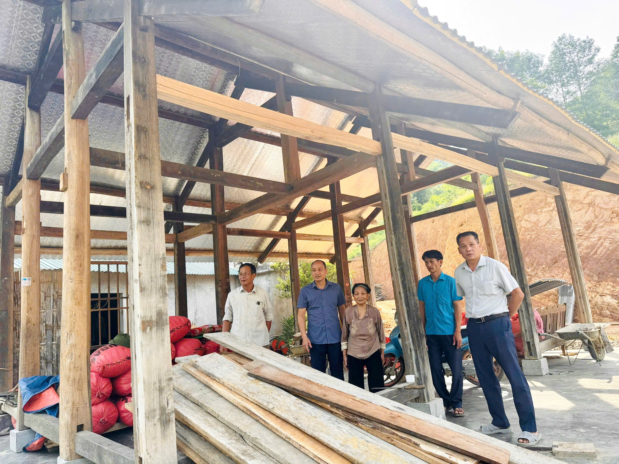 Kiên Đài kiểm tra tiến độ hỗ trợ xóa nhà tạm, dột nát cho con đẻ người hoạt động kháng chiến bị nhiễm chất độc hóa học