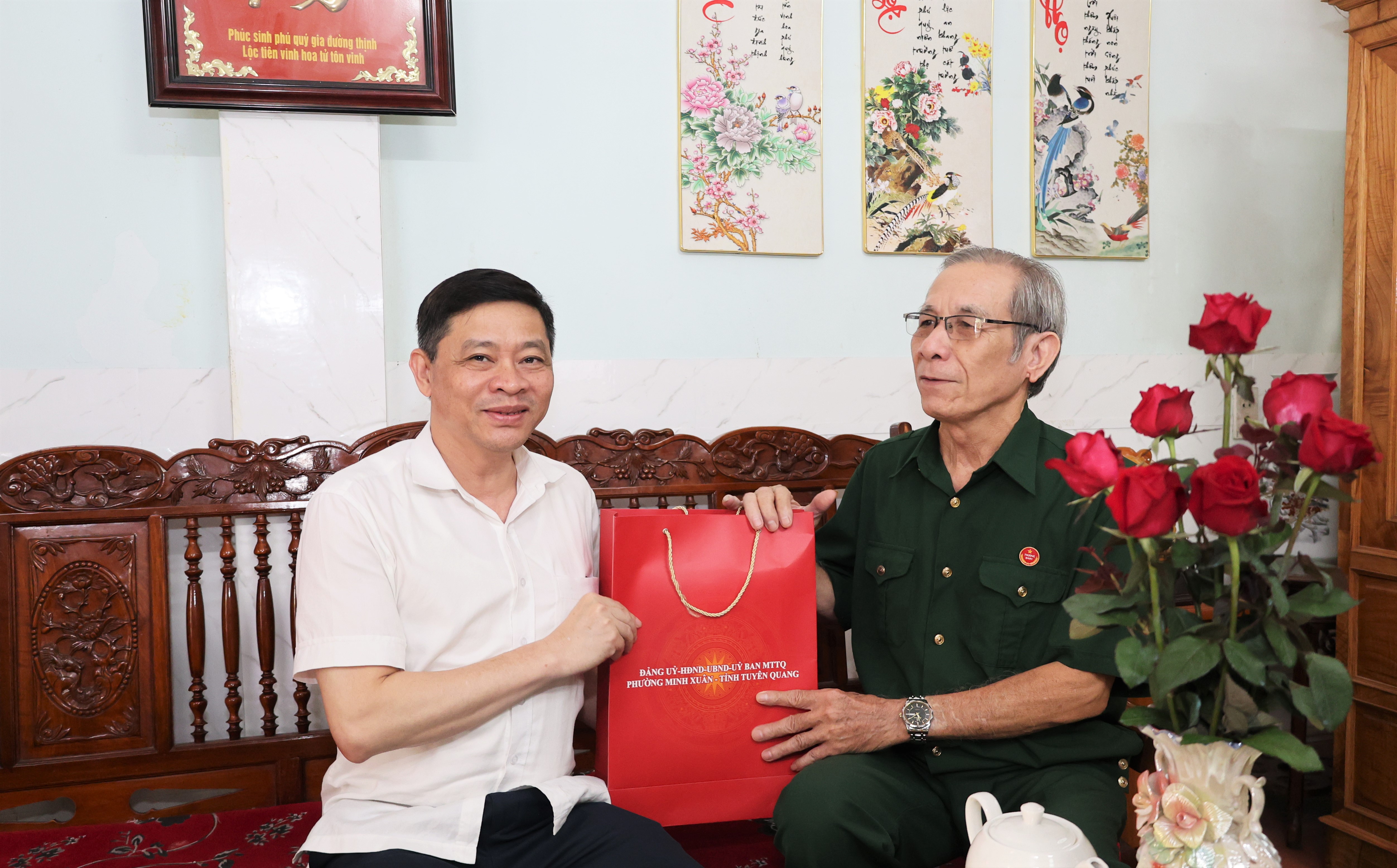 Đồng chí Phạm Quốc Chương thăm, tặng quà gia đình thương binh nhân dịp 27/7