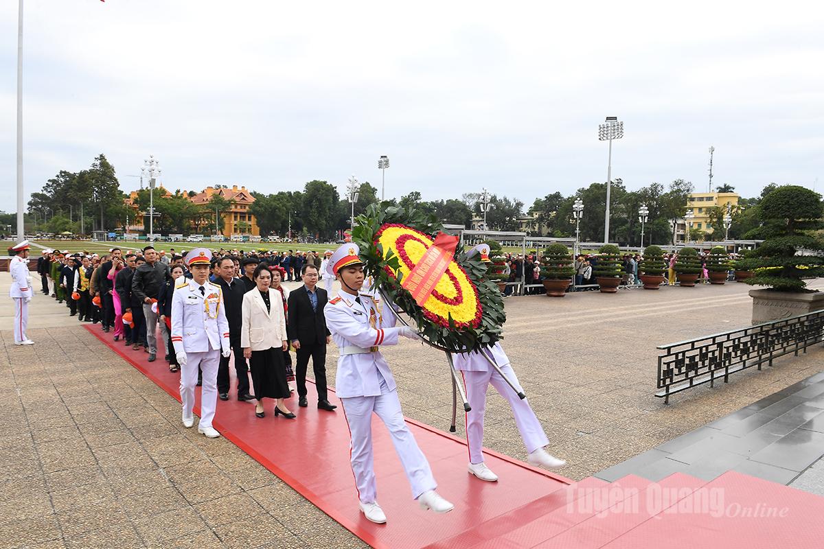 Đoàn đại biểu điển hình tiên tiến đồng bào dân tộc thiểu số viếng Lăng Chủ tịch Hồ Chí Minh