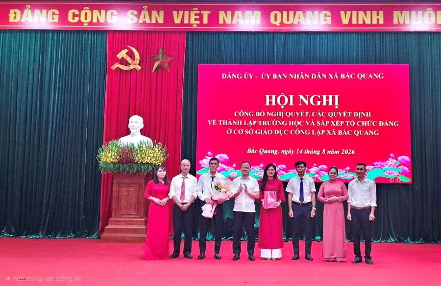 Bắc Quang công bố các quyết định thành lập trường học và sắp xếp tổ chức đảng ở cơ sở giáo dục công lập
