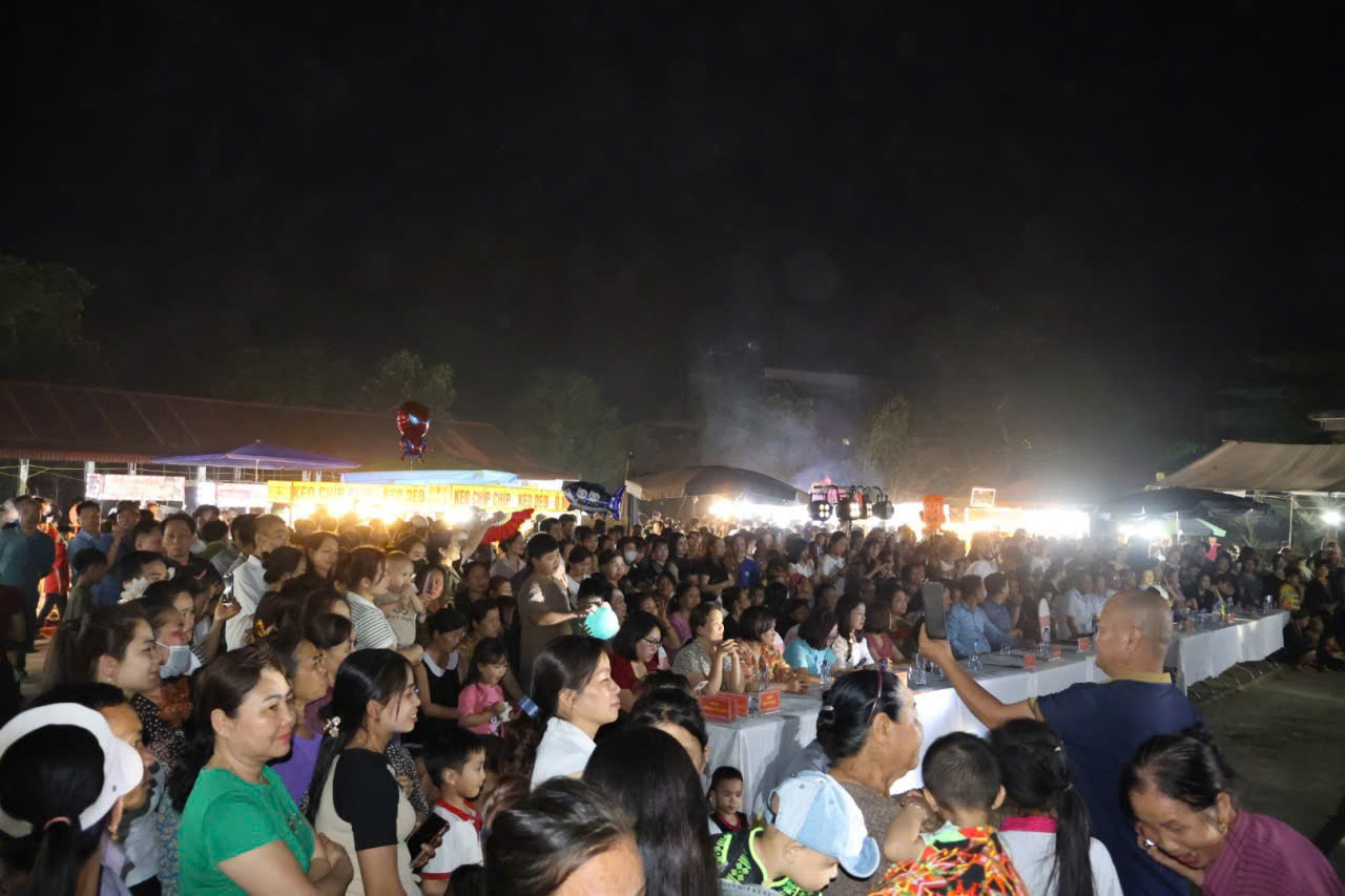 Chợ đ&ecirc;m kh giả.jpg