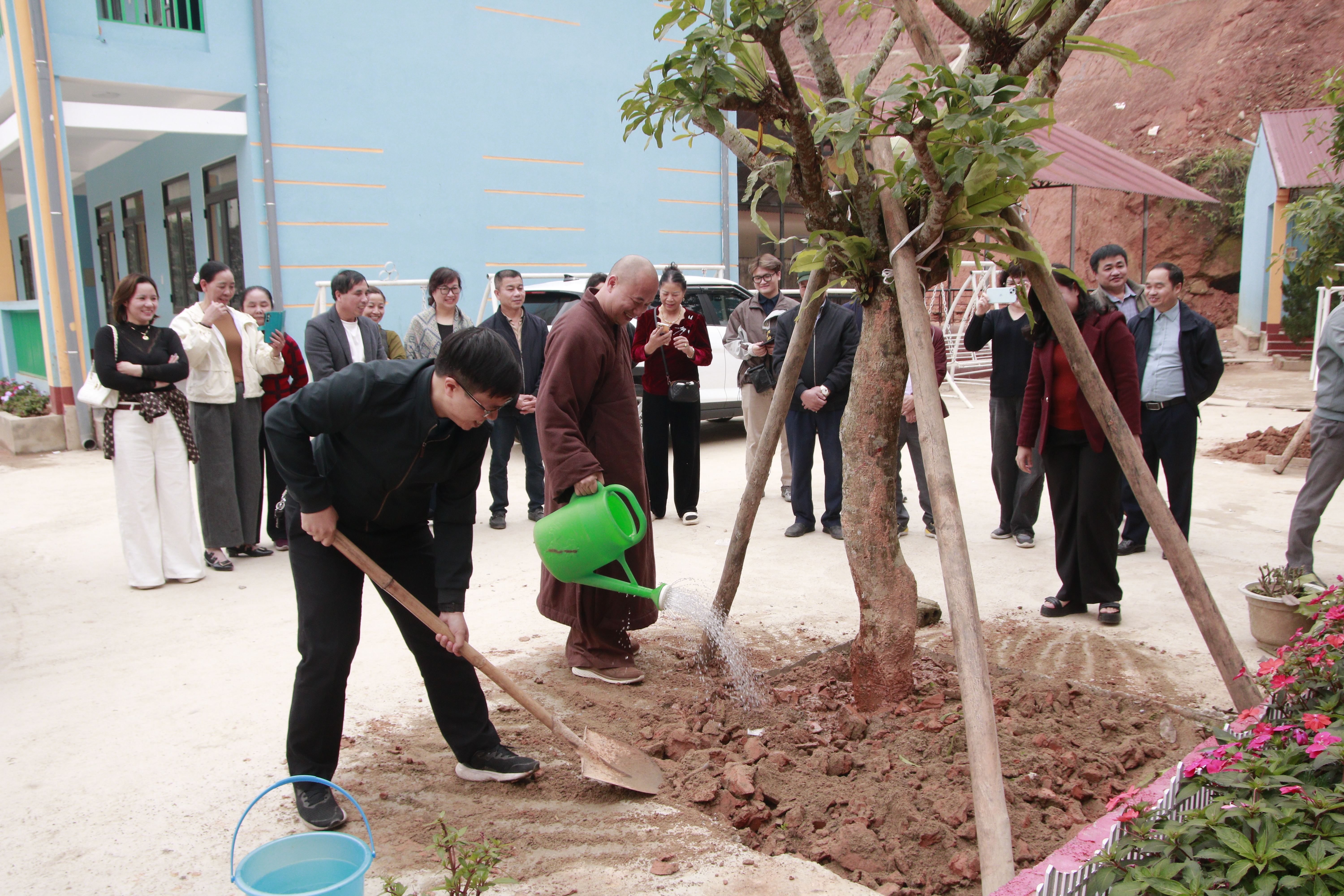 Xã Tân Quang tổ chức trồng cây xanh hưởng ứng “Ngày Cây xanh Việt Nam”