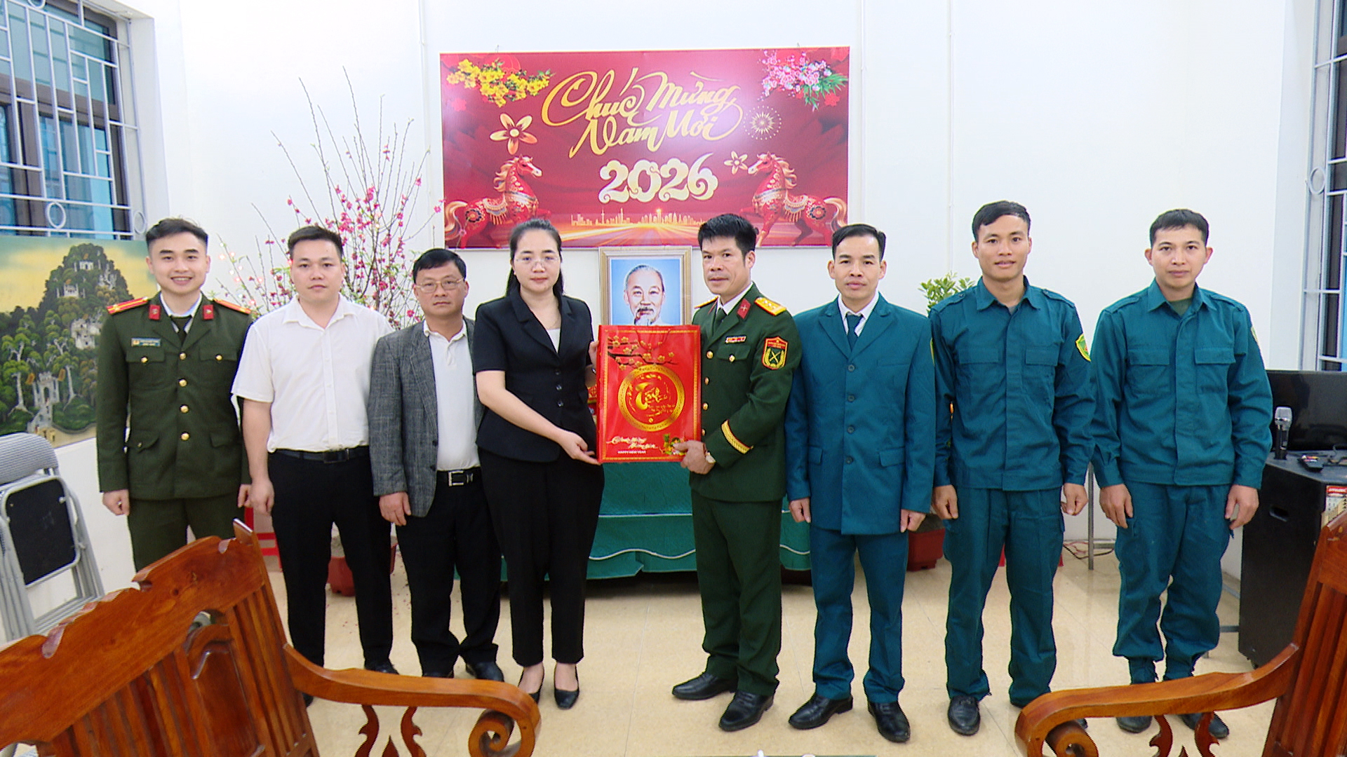 Đồng chí Chẩu Thị Khuyên, Phó Bí thư Đảng ủy, Chủ tịch UBND xã thăm, chúc Tết các cơ quan, đơn vị làm nhiệm vụ trực Tết