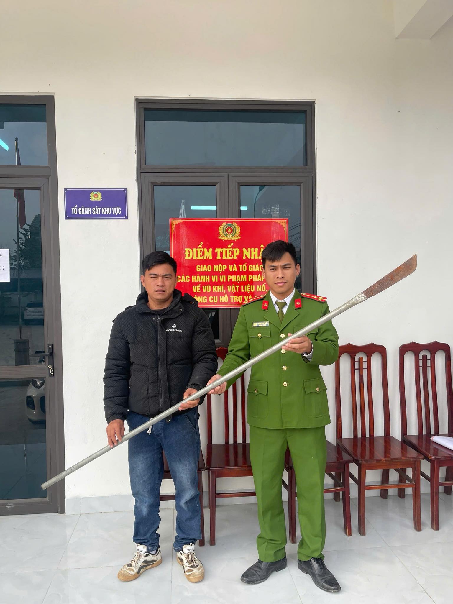 CÔNG AN PHƯỜNG BÌNH THUẬN VẬN ĐỘNG NHÂN DÂN GIAO NỘP VŨ KHÍ, VẬT LIỆU NỔ, CCHT