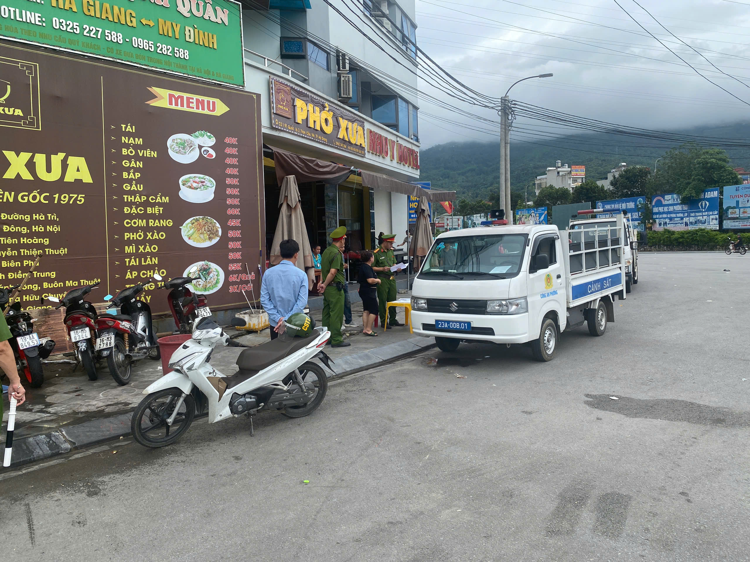 Công an phường Hà Giang 1 ra quân xử lý vi phạm, lập lại trật tự, đô thị, trật tự công cộng, trật tự an toàn giao thông trên địa bàn phường Hà Giang 1