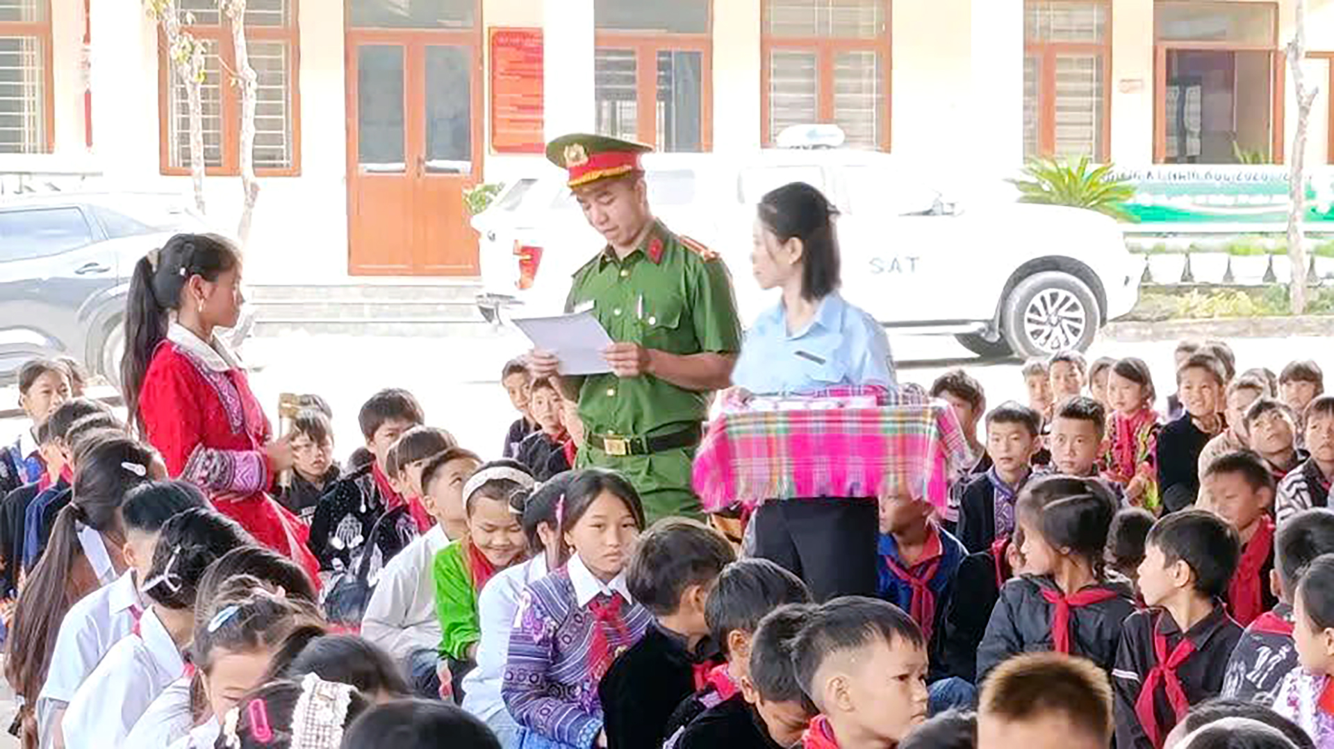 Công an xã tuyên truyền trong trường hoc (5).jpg
