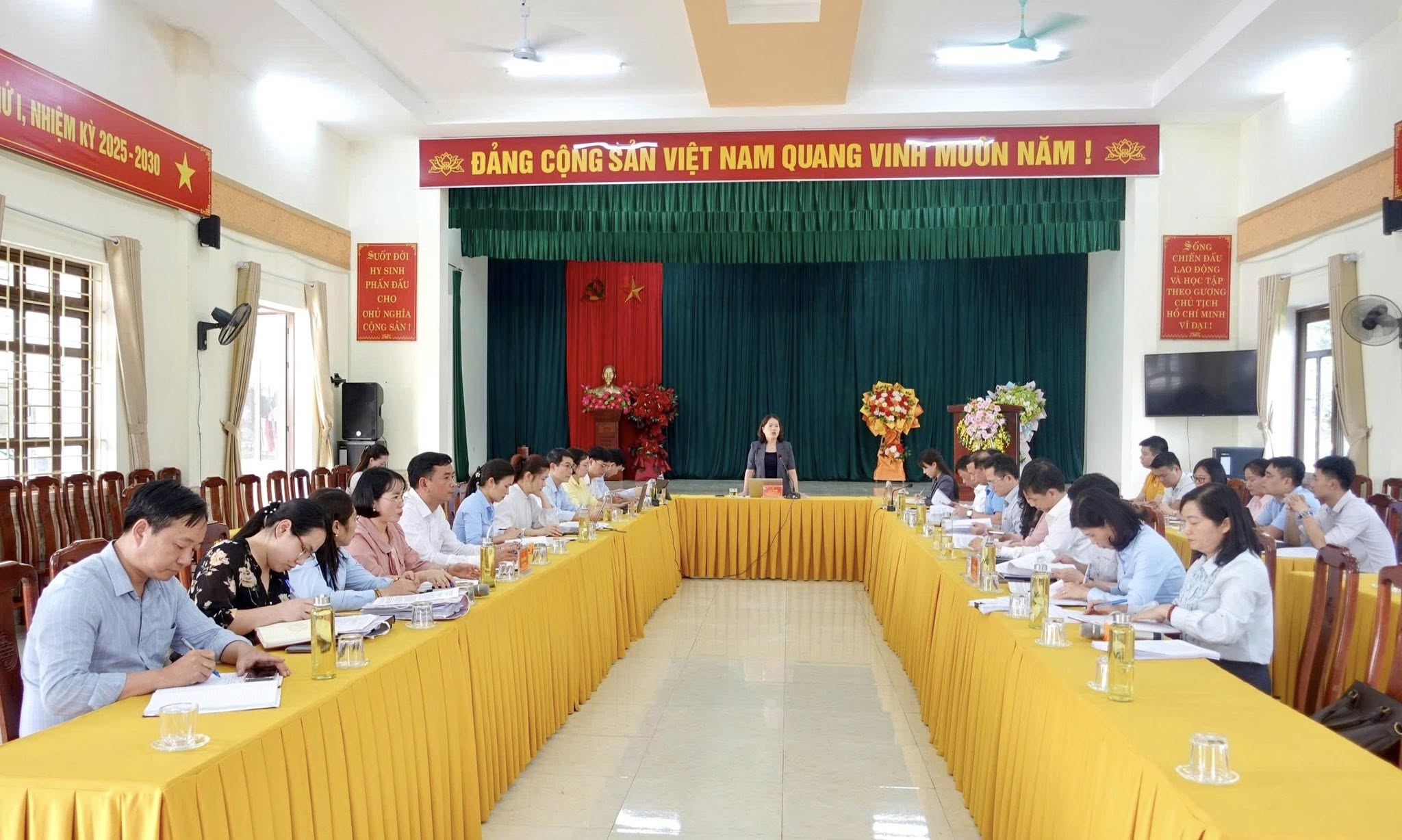 Đồng chí Lý Thị Lan Trưởng Đoàn ĐBQH chuyên trách, kiểm tra công tác chuẩn bị bầu cử đại biểu HĐND tỉnh của xã Nhữ Khê