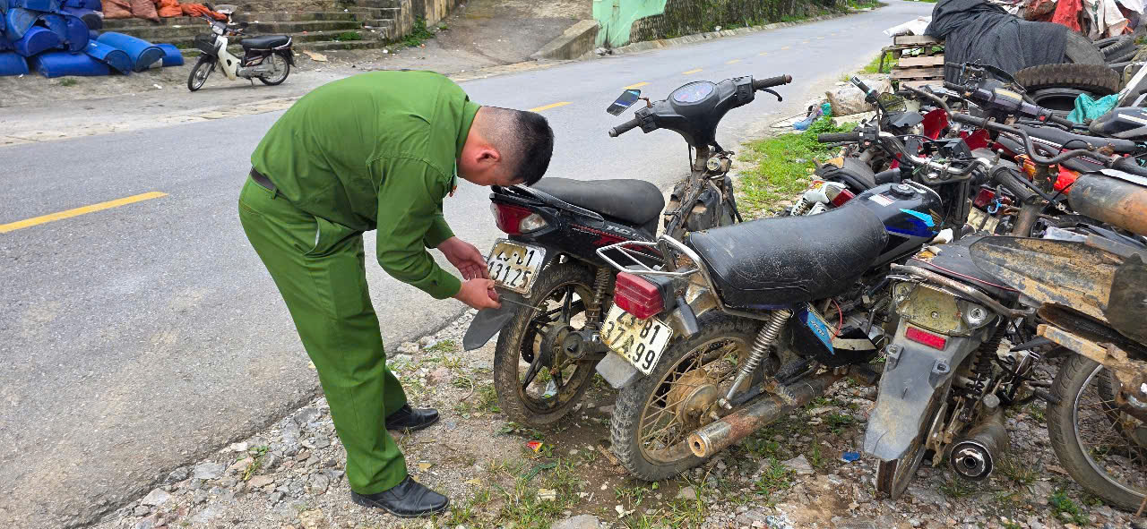 CÔNG AN XÃ SỦNG MÁNG TĂNG CƯỜNG THU HỒI BIỂN SỐ XE PHẾ LIỆU, PHÒNG NGỪA VI PHẠM PHÁP LUẬT