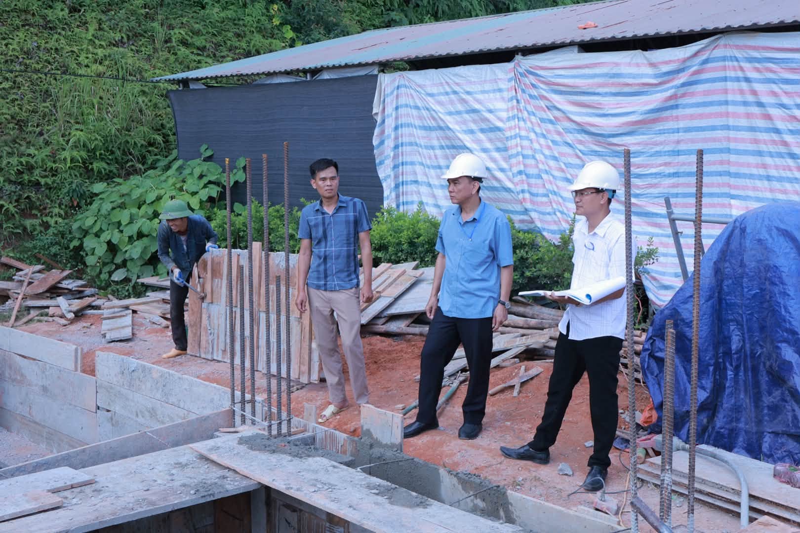CHỦ TỊCH UBND XÃ TRUNG THỊNH KIỂM TRA TIẾN ĐỘ XÂY DỰNG CÁC CÔNG TRÌNH TRƯỜNG HỌC