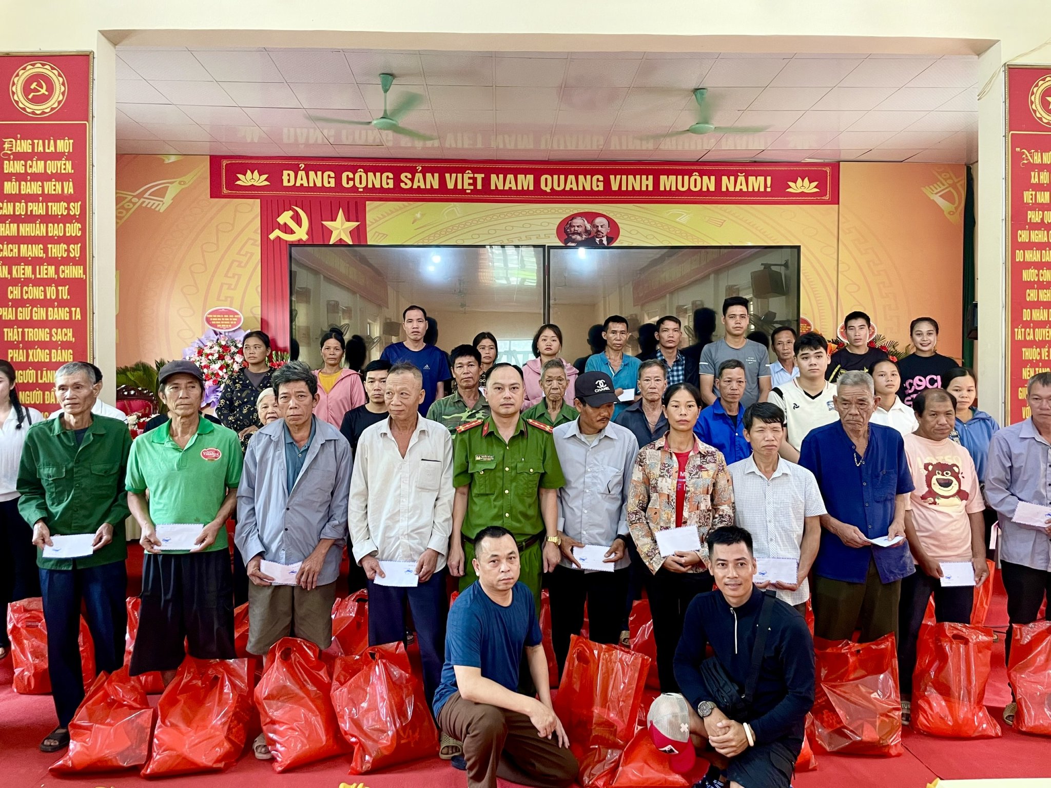 CÔNG AN XÃ BẰNG LANG PHỐI HỢP CLB “ĐẠO MẪU VIỆT NAM” TRAO 134 SUẤT QUÀ CHO HỘ NGHÈO