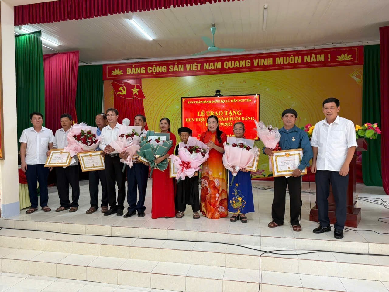 Đồng chí Giám đốc Sở Dân tộc và Tôn giáo trao Huy hiệu cho đảng viên tại xã Tiên Nguyên