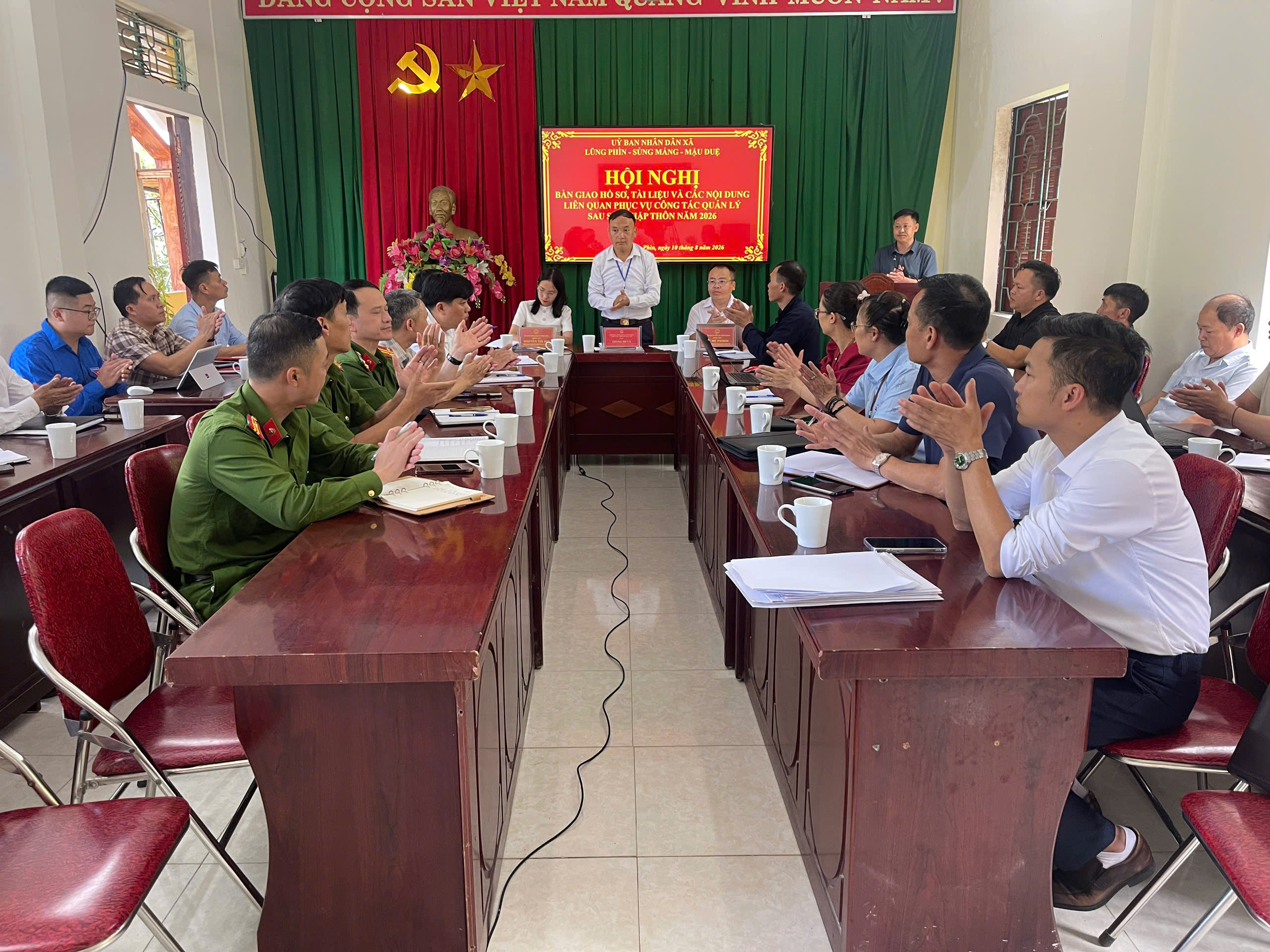 Bàn giao hồ sơ, tài liệu phục vụ công tác quản lý sau sáp nhập thôn năm 2026
