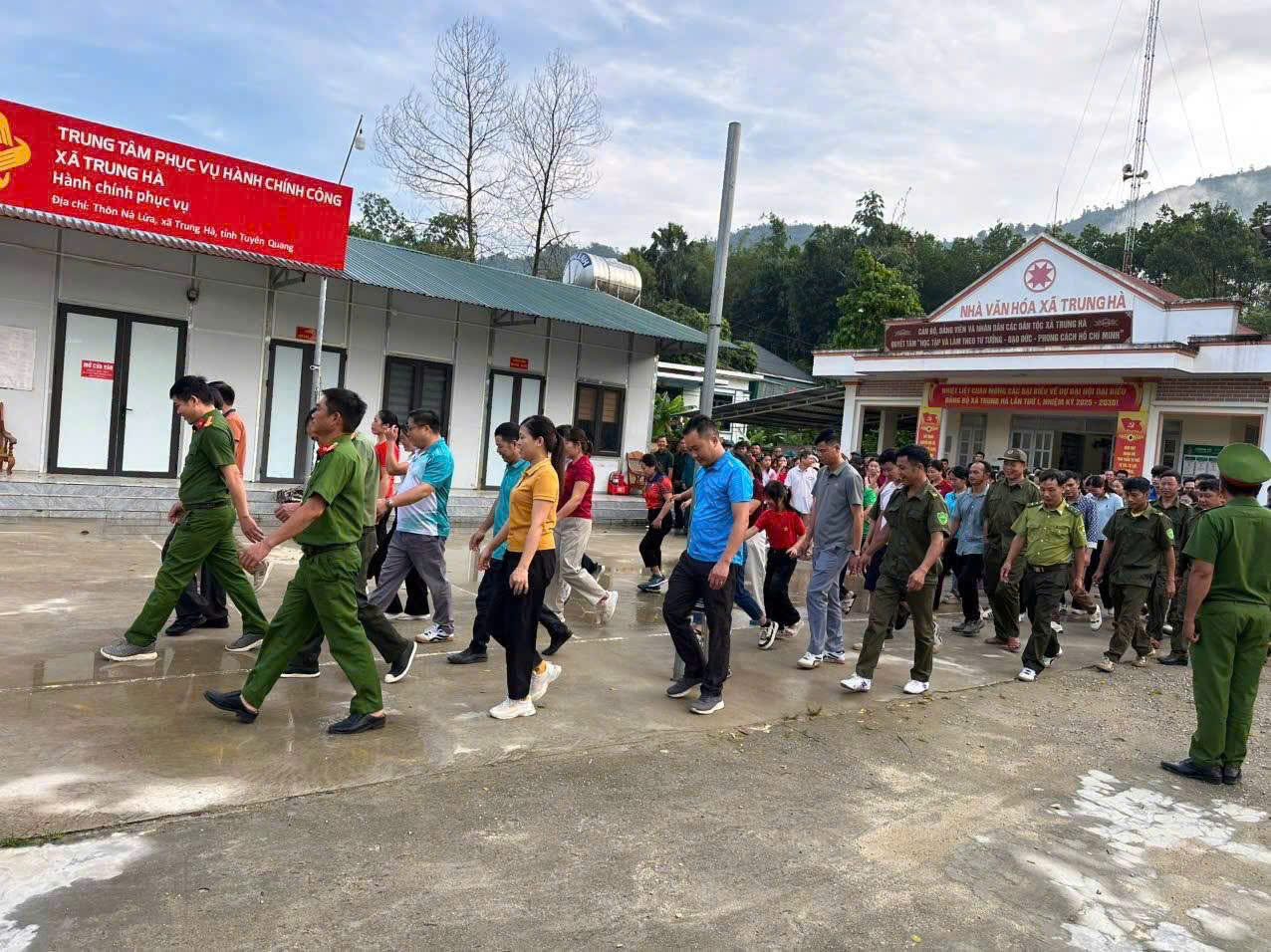 CÔNG AN XÃ TRUNG HÀ TÍCH CỰC HƯỞNG ỨNG CHƯƠNG TRÌNH “CÙNG VIỆT NAM TIẾN BƯỚC”