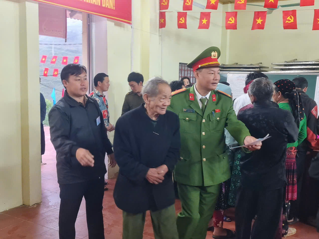 GIÚP ĐỠ CÔNG DÂN YẾU THẾ THAM GIA BẦU CỬ – LAN TỎA Ý NGHĨA NHÂN VĂN TRONG NGÀY HỘI TOÀN DÂN