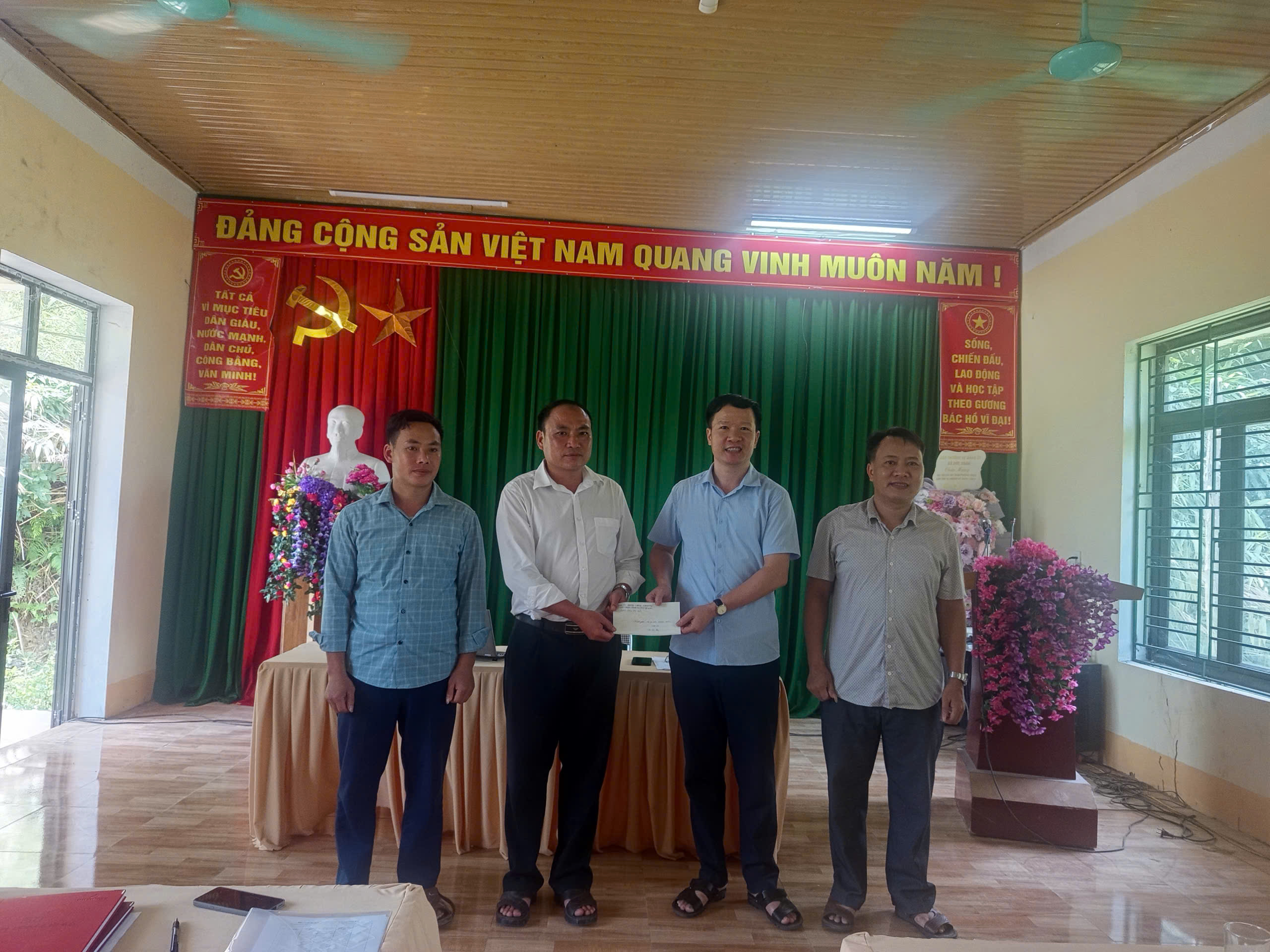 Đoàn công tác số 2 Đảng ủy xã Liên Hiệp tăng cường kiểm tra, nắm tình hình hoạt động của các chi bộ sau sắp xếp thôn