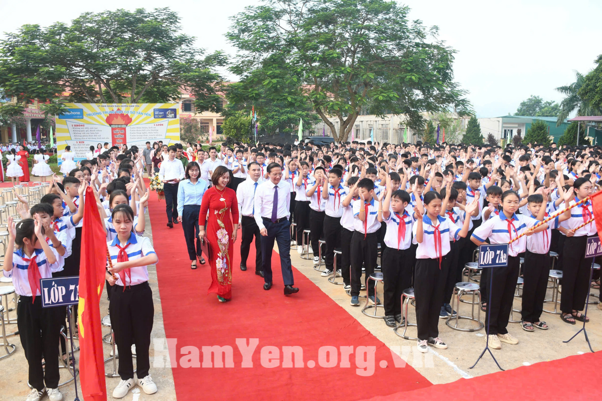 Lãnh đạo xã Hàm Yên dự lễ khai giảng năm học mới tại các trường học trên địa bàn