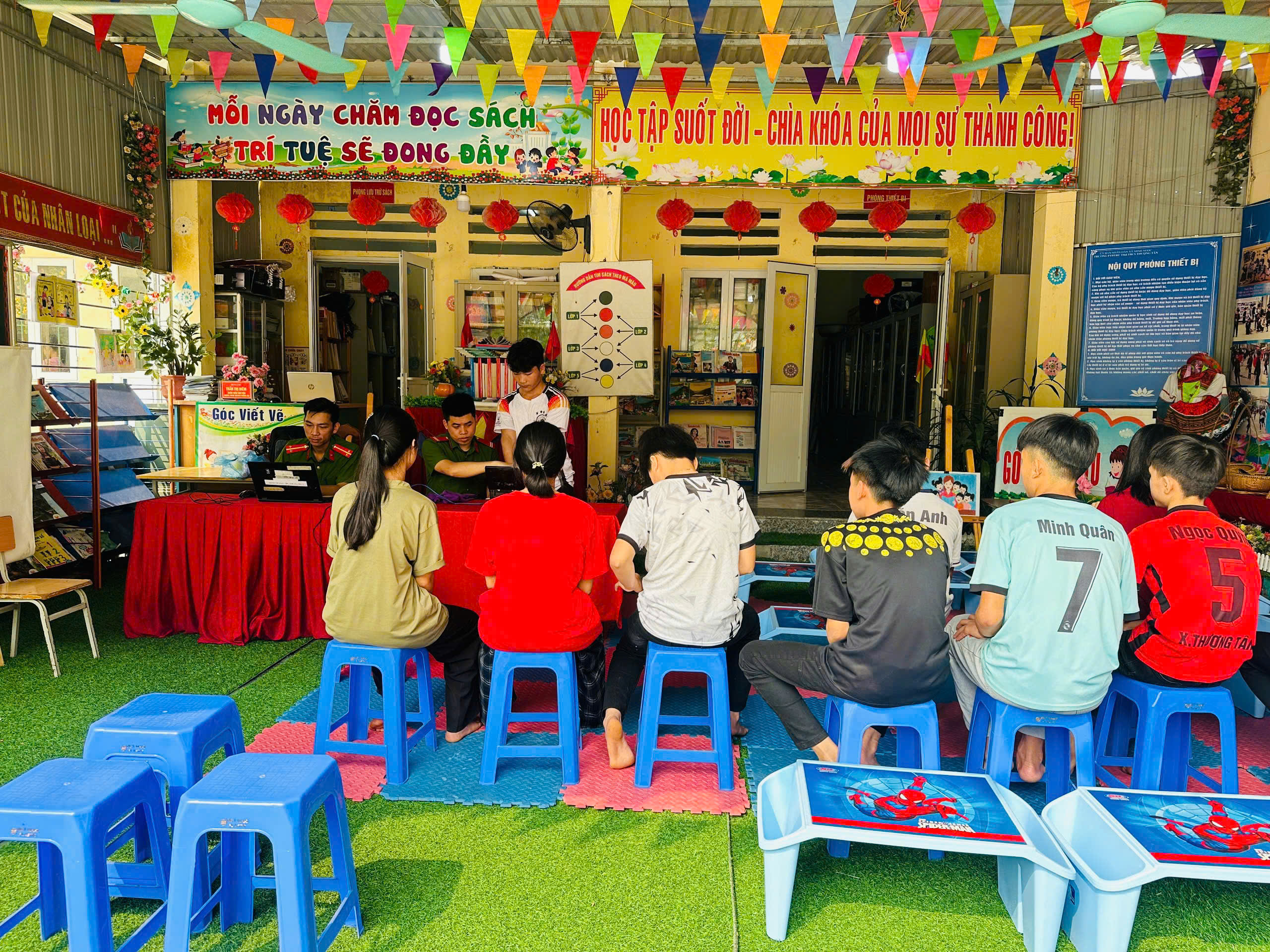 CÔNG AN XÃ MINH NGỌC TỔ CHỨC THU NHẬN ĐỊNH DANH ĐIỆN TỬ MỨC 2 LƯU ĐỘNG TẠI CÁC TRƯỜNG HỌC