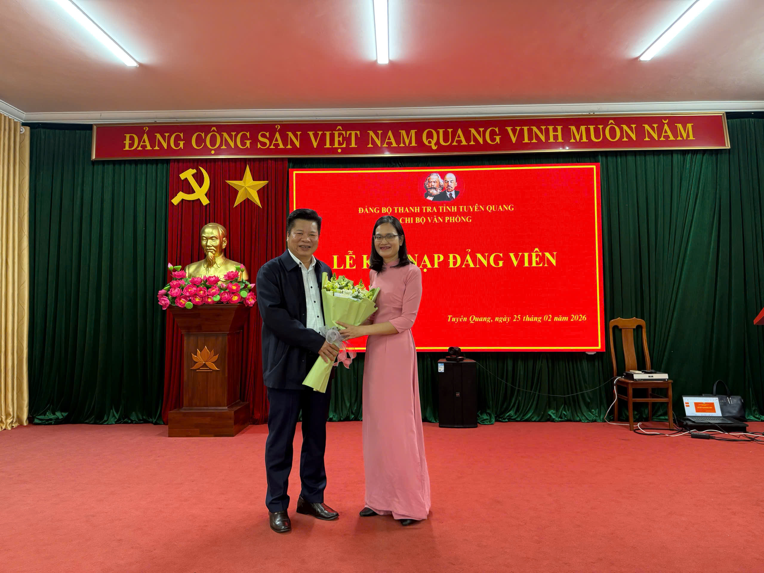 Chi bộ Văn phòng tổ chức kết nạp Đ  ảng viên mới