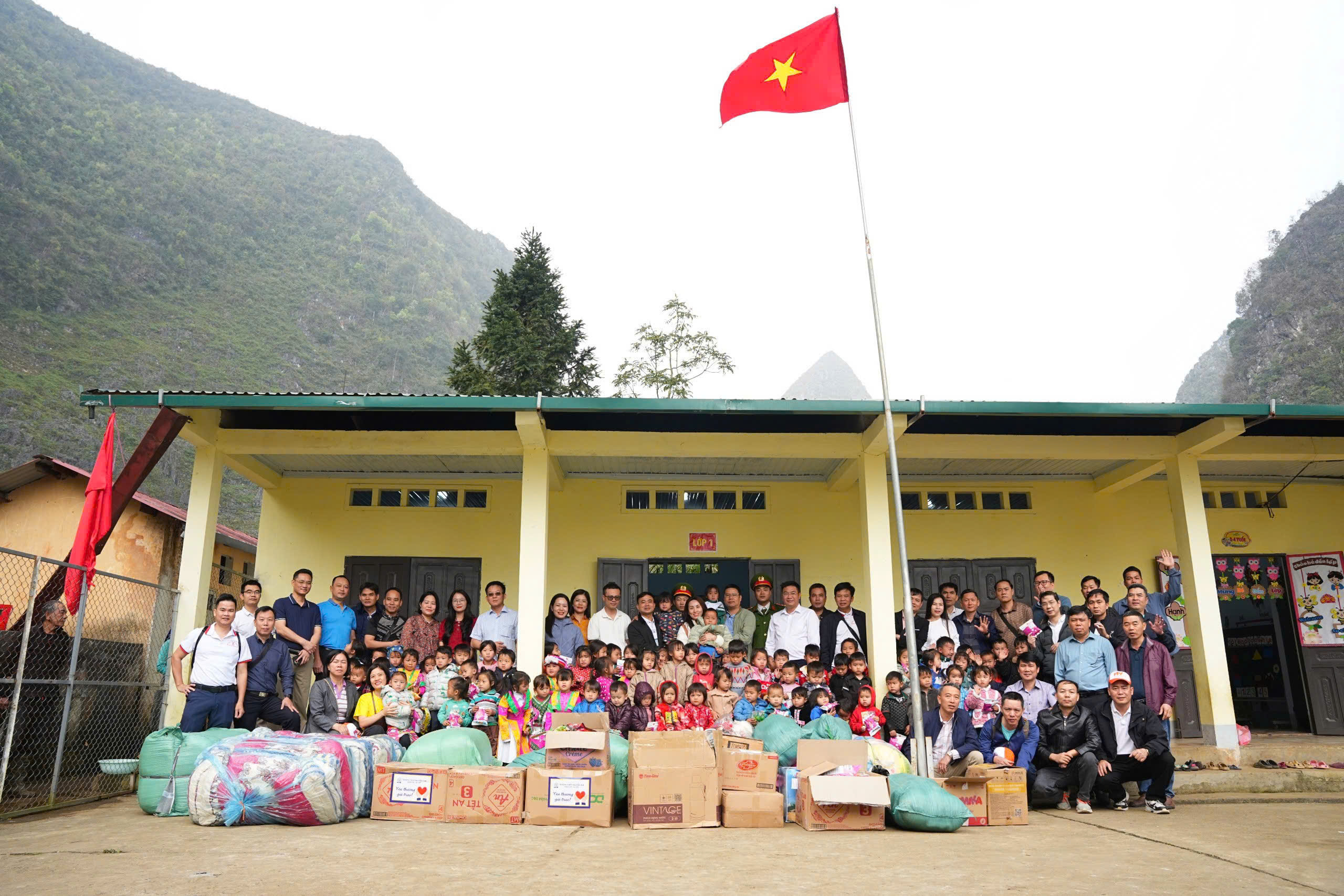 TUỔI TRẺ CÔNG AN XÃ ĐỒNG VĂN PHỐI HỢP TỔ CHỨC HOẠT ĐỘNG TẶNG QUÀ TẠI ĐIỂM TRƯỜNG SÉO SẢ LỦNG