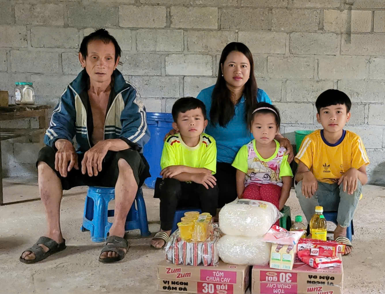 Hội LHPN xã Tát Ngà thăm, tặng quà 3 trẻ em mồ côi trước năm học mới