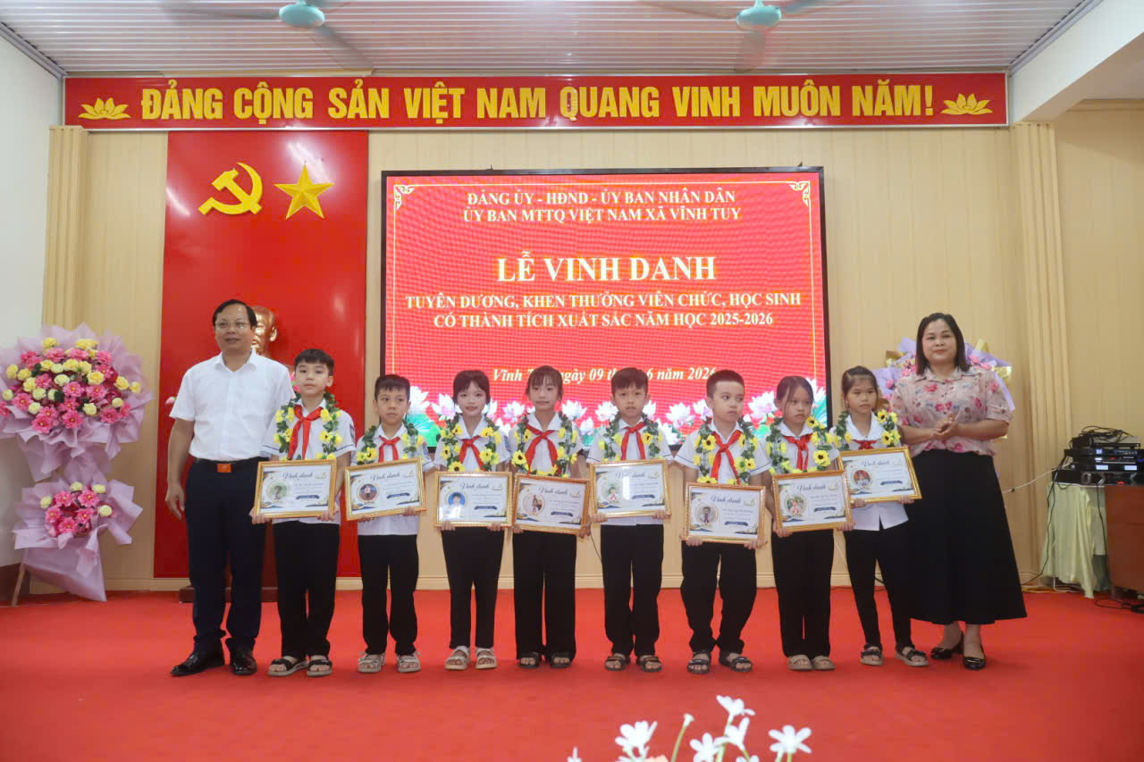 Vinh danh s Cường trao hoa.jpg
