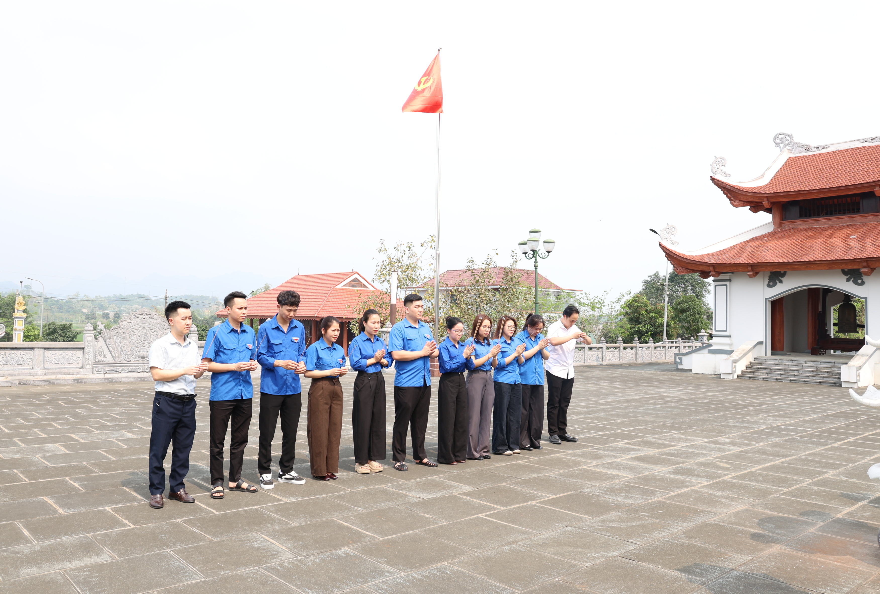 Chi đoàn Văn phòng UBND tỉnh và Chi đoàn Ban Điều phối các dự án vốn nước ngoài dâng hương tưởng nhớ các Anh hùng liệt sĩ