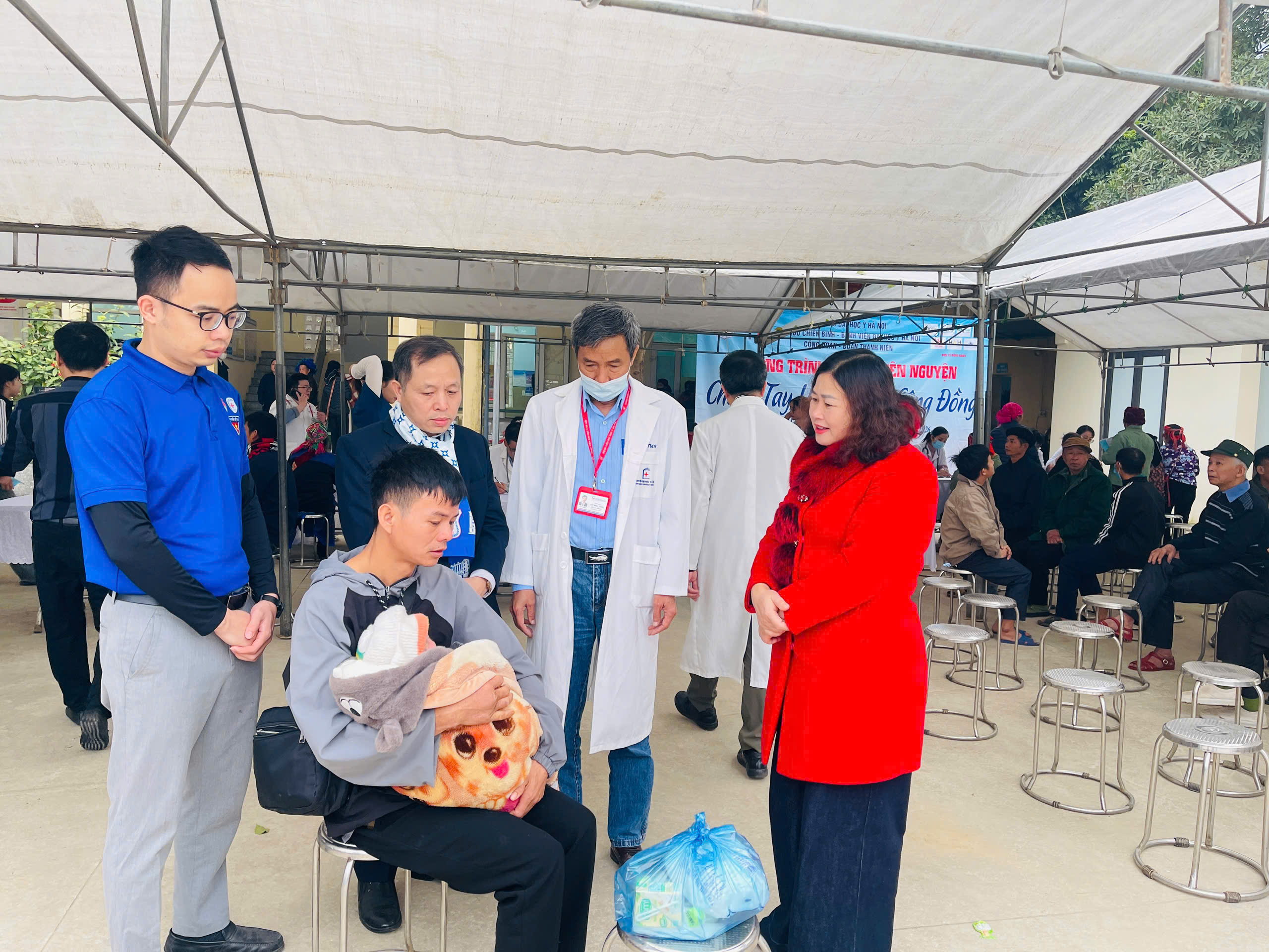 Khám chữa bệnh miễn phí và cấp phát thuốc cho người dân xã Thuận Hòa