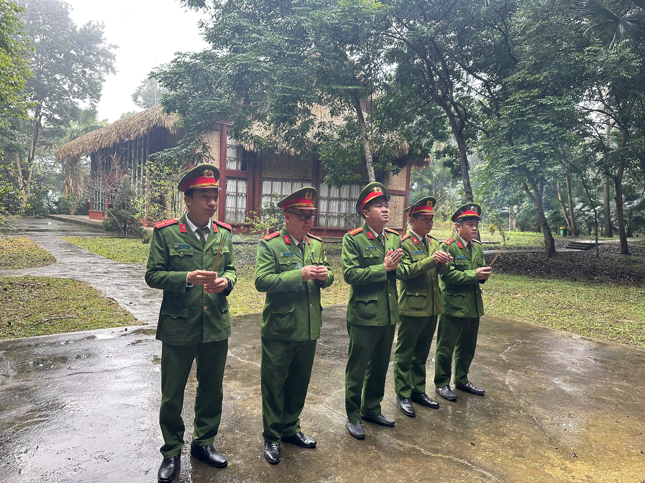 CÔNG AN XÃ KIM BÌNH DÂNG HƯƠNG TƯỞNG NHỚ CHỦ TỊCH HỒ CHÍ MINH VÀ CÁC ANH HÙNG LIỆT SĨ