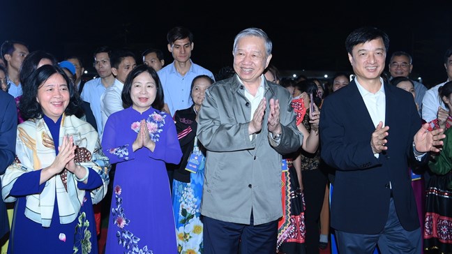 MẶT TRẬN TỔ QUỐC VIỆT NAM PHÁT HUY VAI TRÒ “MÁI NHÀ CHUNG”, CỦNG CỐ KHỐI ĐẠI ĐOÀN KẾT TOÀN DÂN TỘC TRONG GIAI ĐOẠN M  ỚI