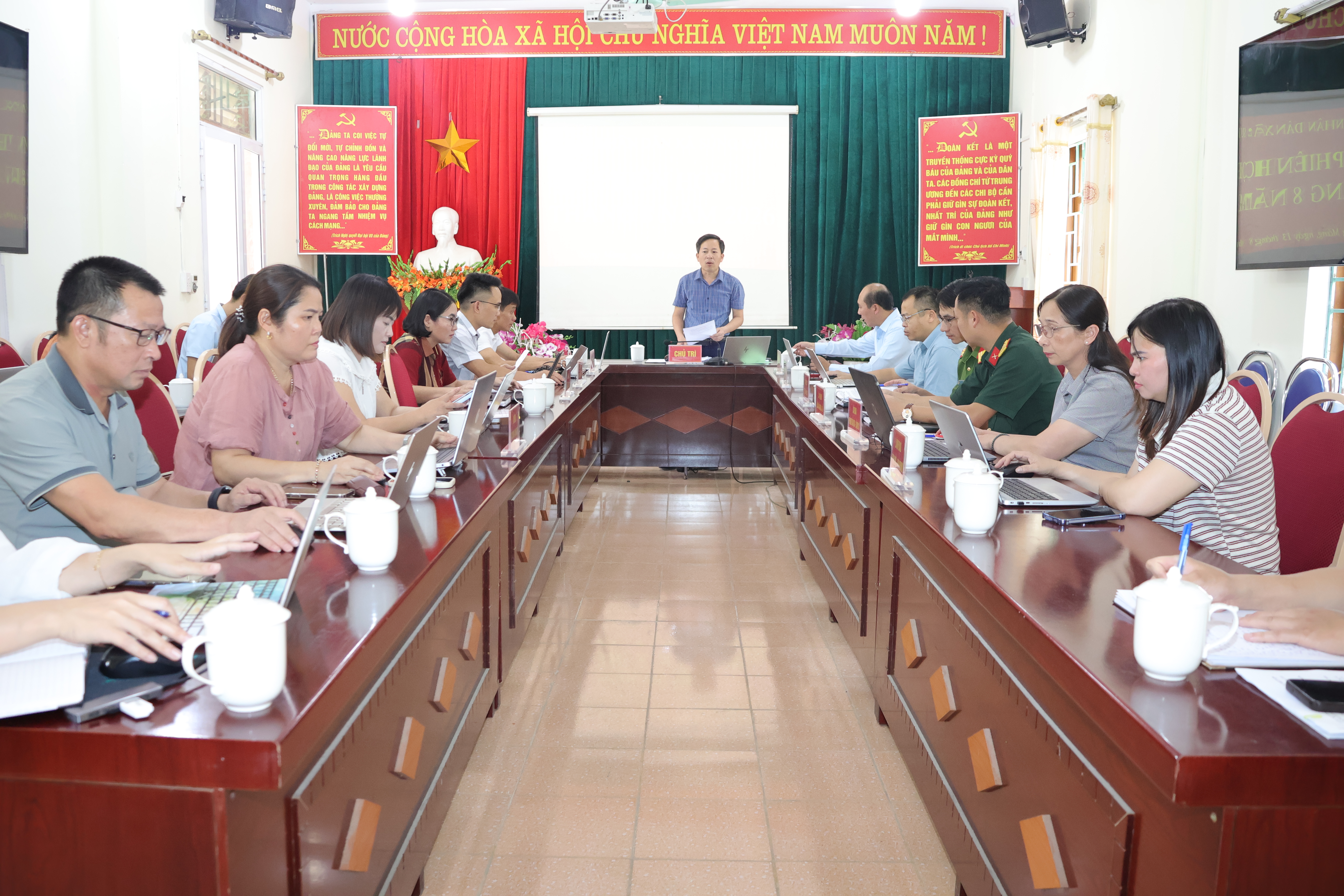 UBND xã Sủng Máng họp phiên thường kỳ tháng 8