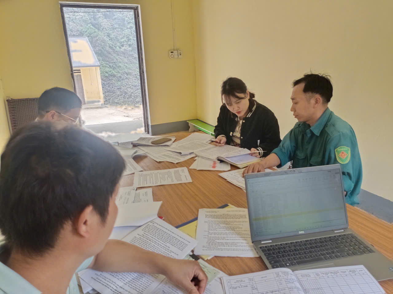 Đoàn kiểm tra số 4 đã tiến hành kiểm tra hoạt động của hai chi bộ Há Ía và Lủng Thà