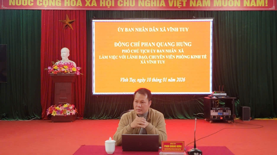 đồng ch&iacute; Hưng l&agrave;m việc với PKT 11.jpg