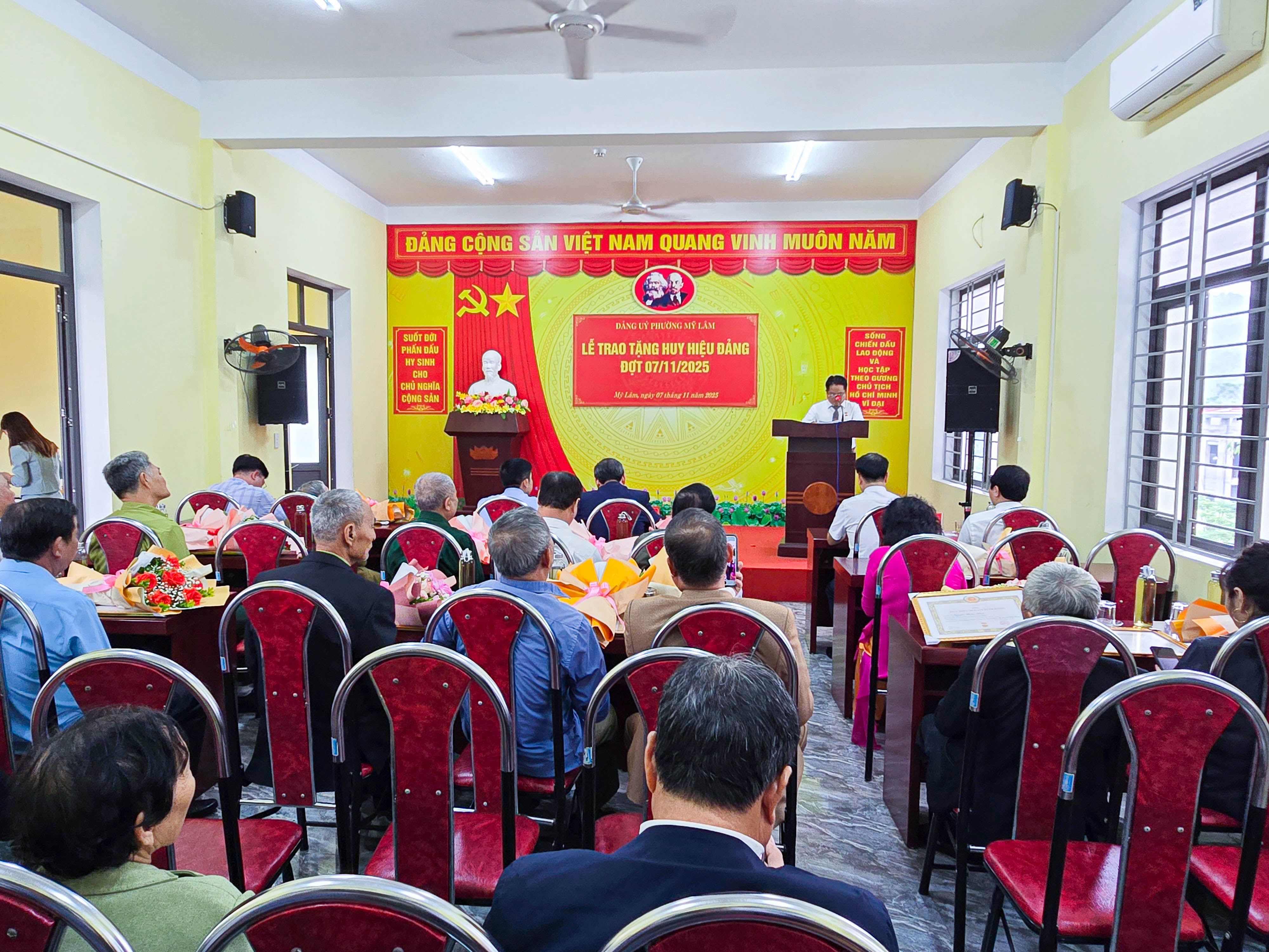 Phường Mỹ Lâm tổ chức Lễ trao tặng Huy hiệu Đảng đảng viên đợt 07/11/2025.