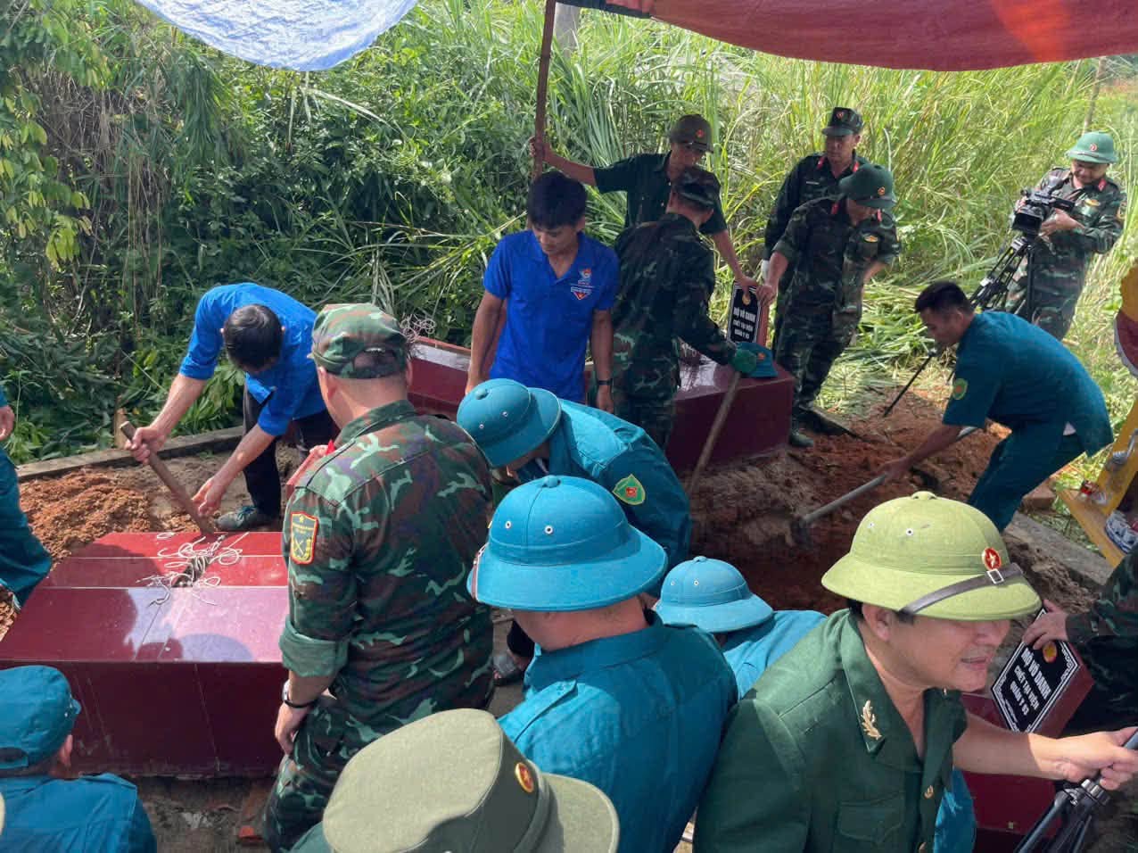 BCĐ khảo s&aacute;t 4 ng&ocirc;i mộ v&ocirc; danh s&aacute;ng 26 6 th 8 bcất bốc.jpg