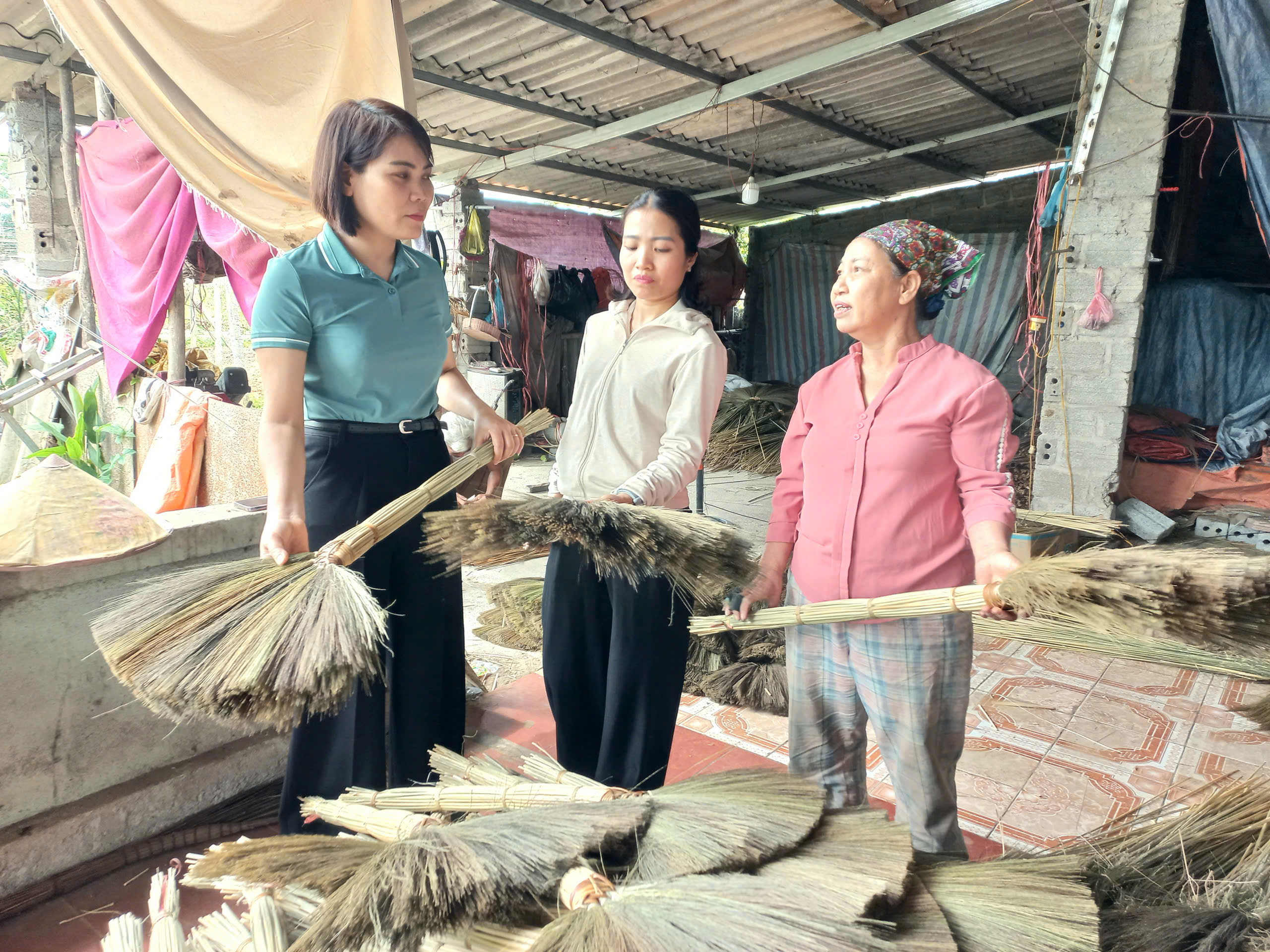 Thu nhập ổn định từ nghề làm chổi chít.