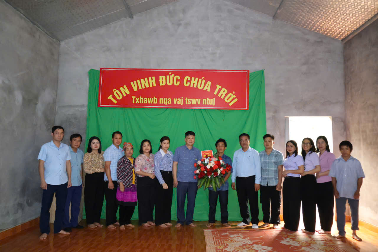 Đồng chí Bí thư Đảng ủy xã Vĩnh Tuy thăm, chúc mừng điểm nhóm đạo Tin lành thôn Khuổi Le nhân dịp Lễ Phục sinh